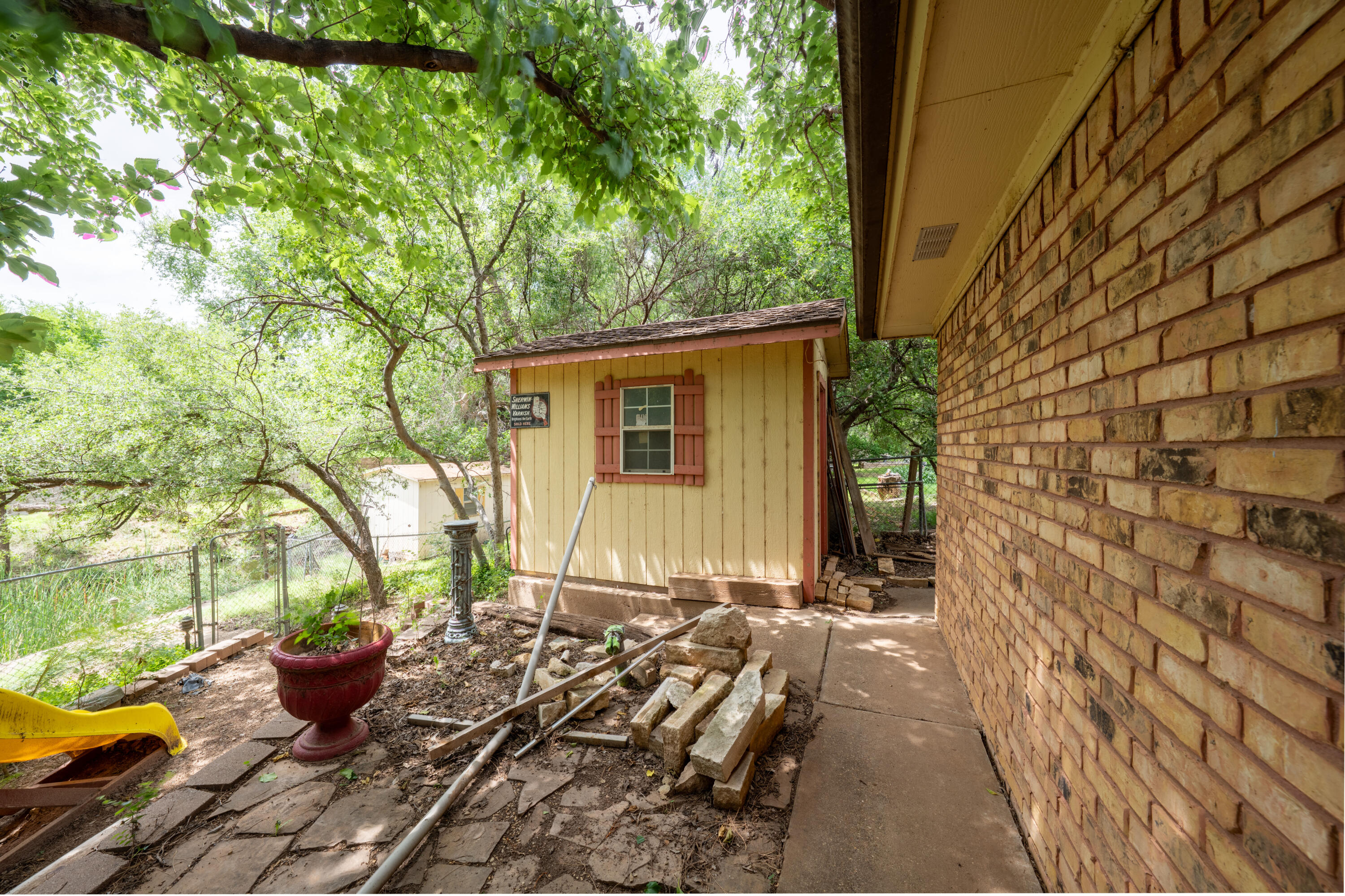 21 E Brookhollow Drive