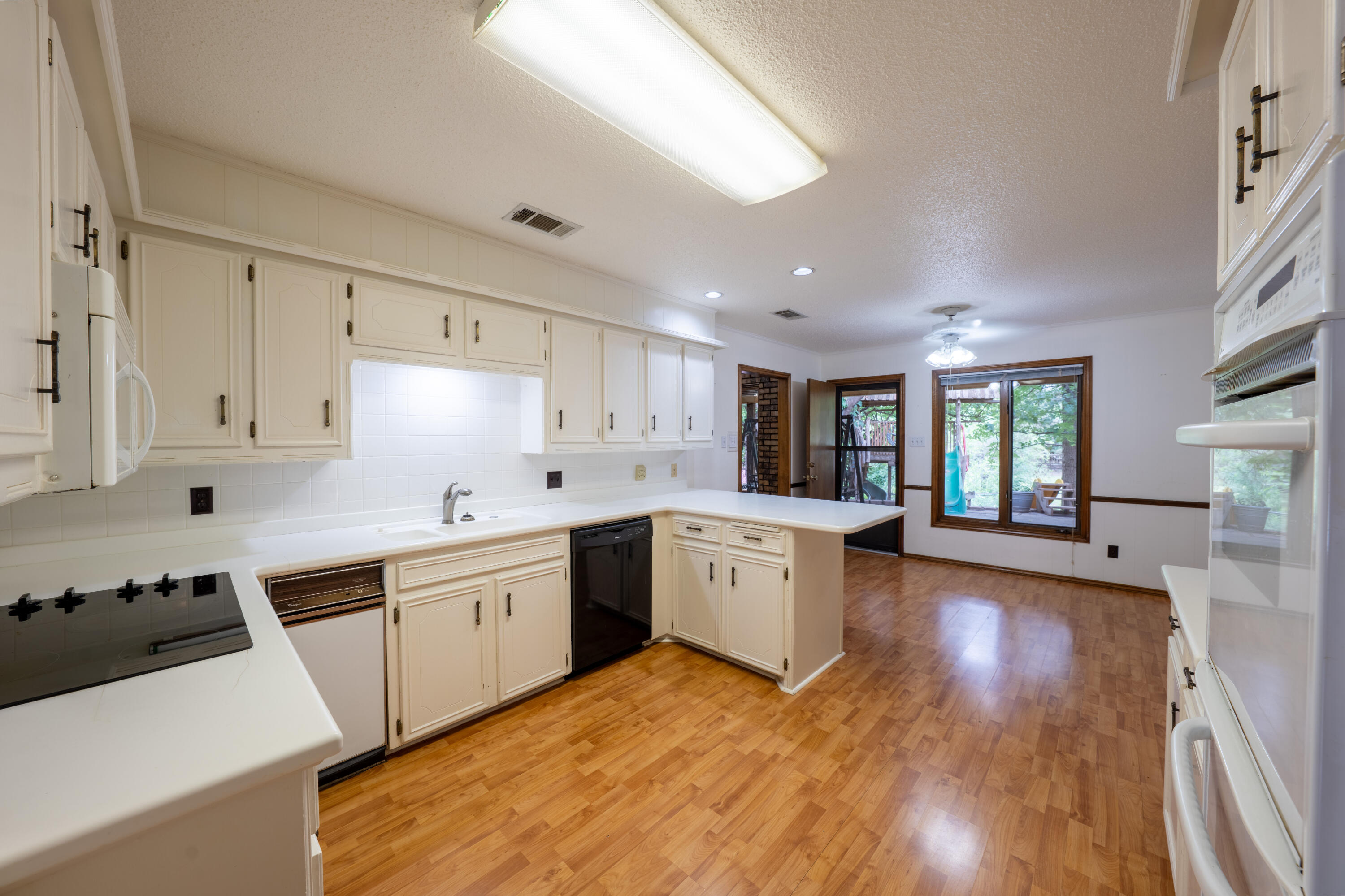 21 E Brookhollow Drive