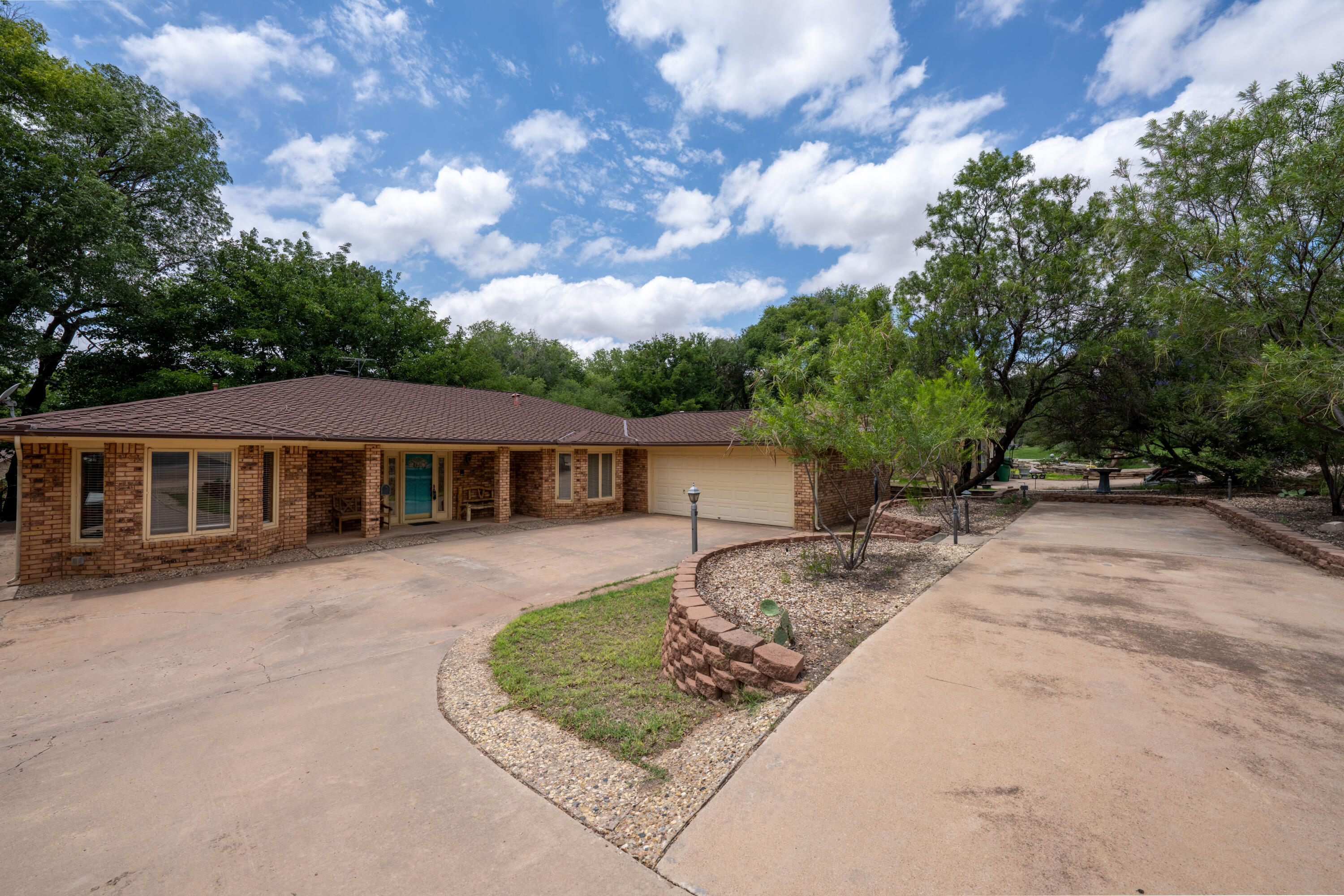21 E Brookhollow Drive