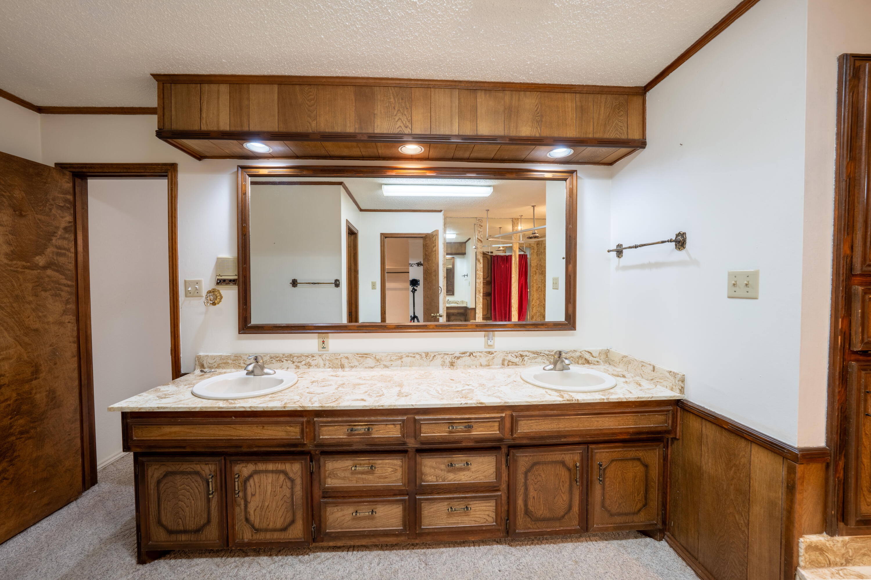 21 E Brookhollow Drive