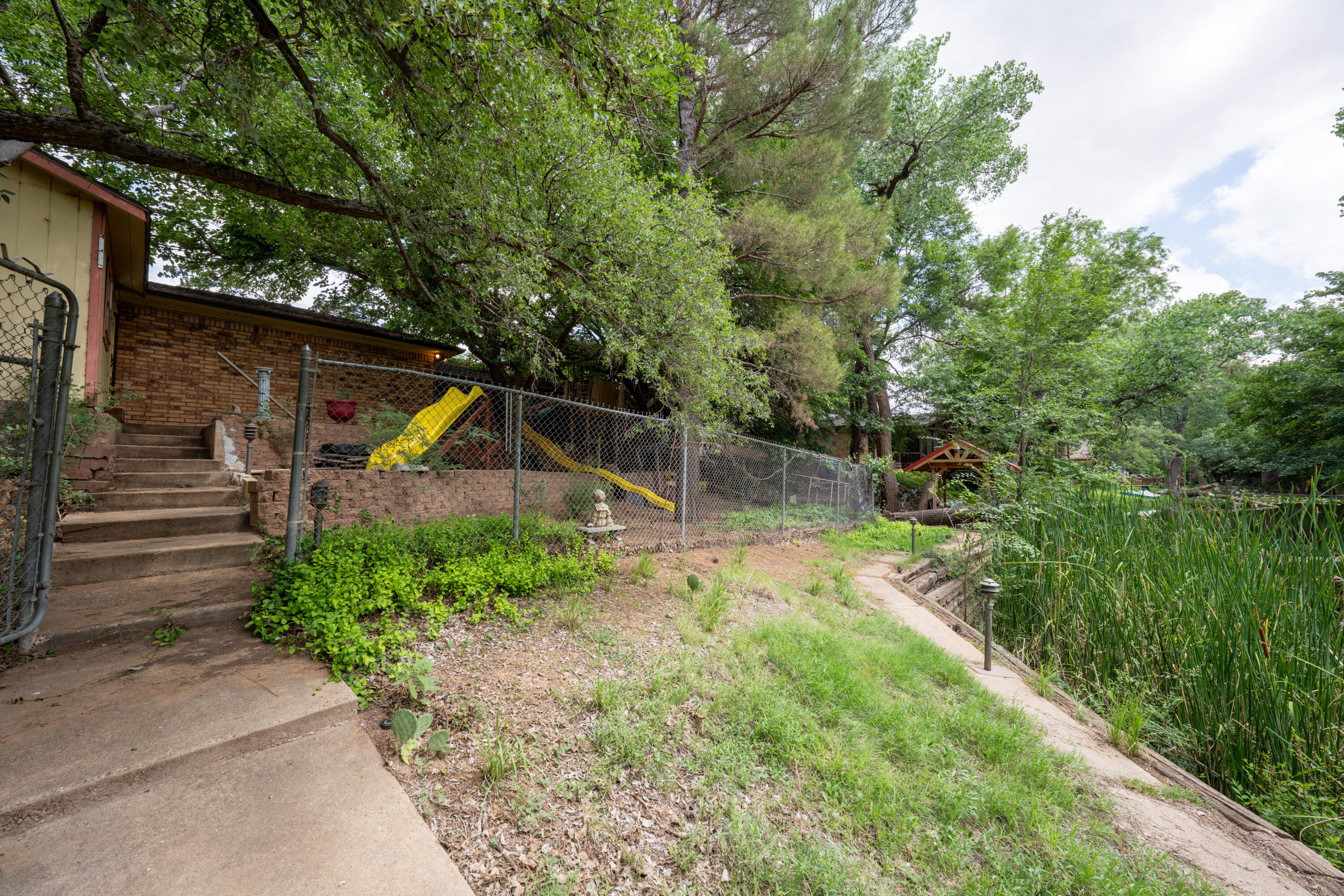 21 E Brookhollow Drive