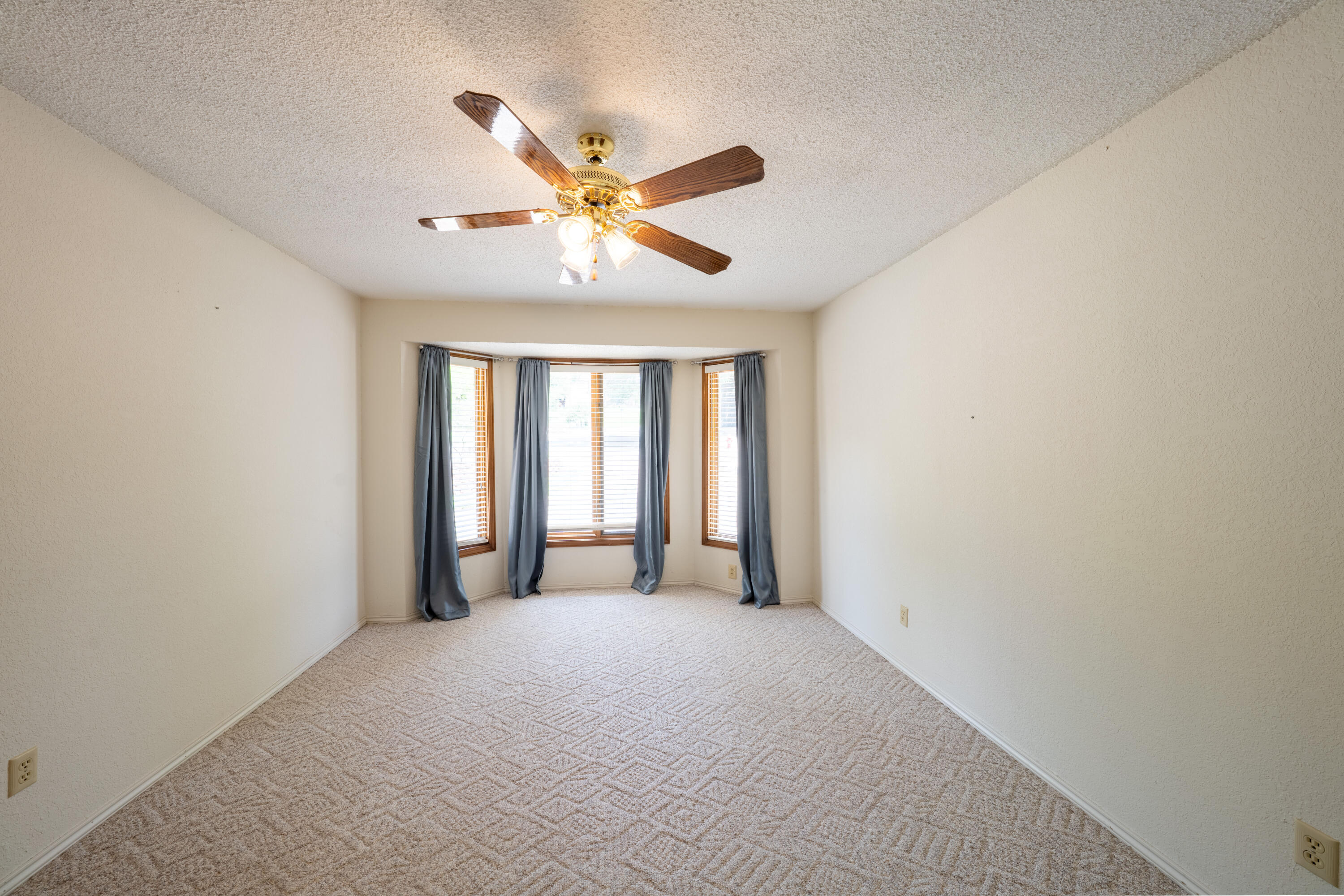 21 E Brookhollow Drive