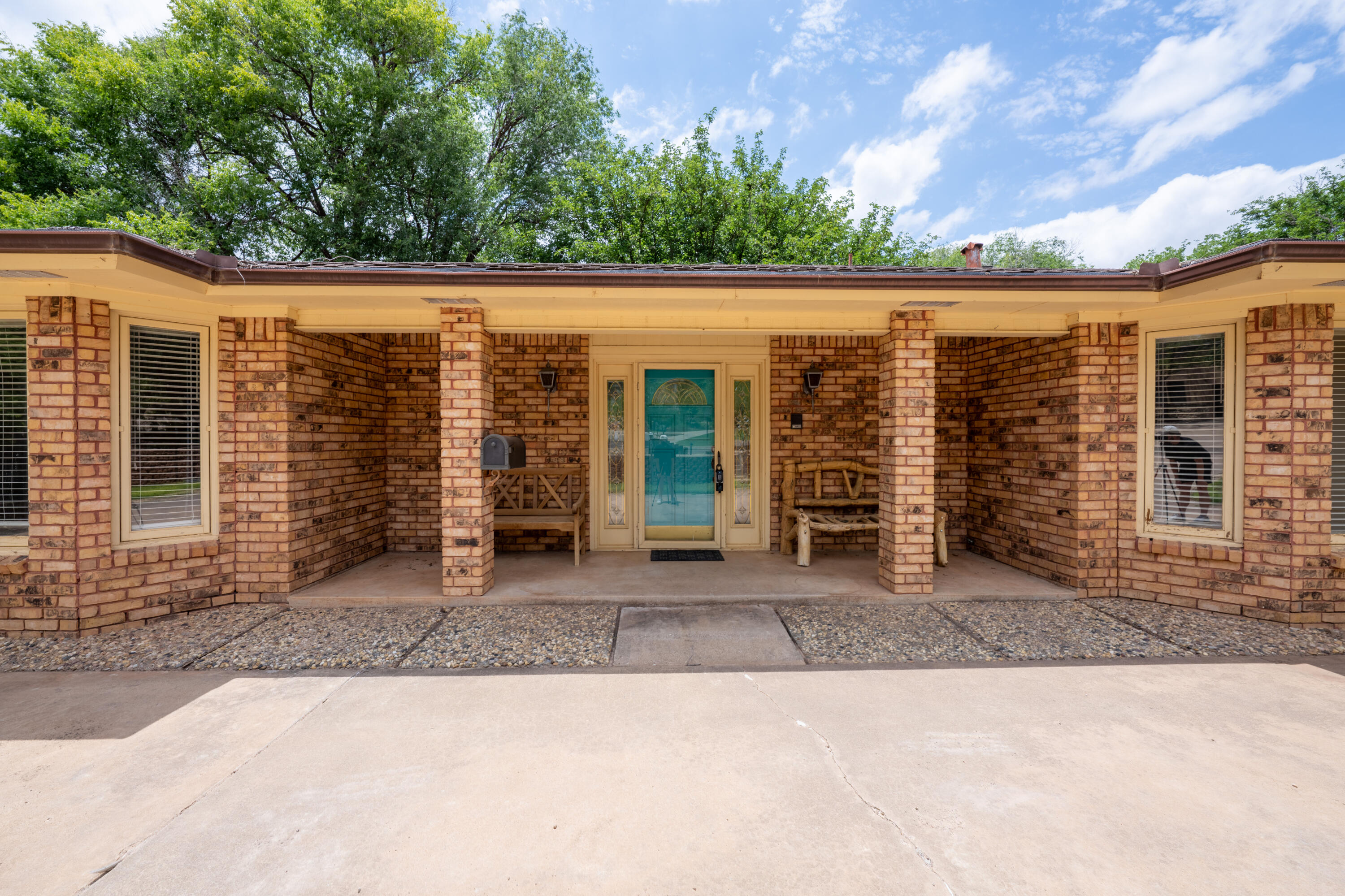 21 E Brookhollow Drive