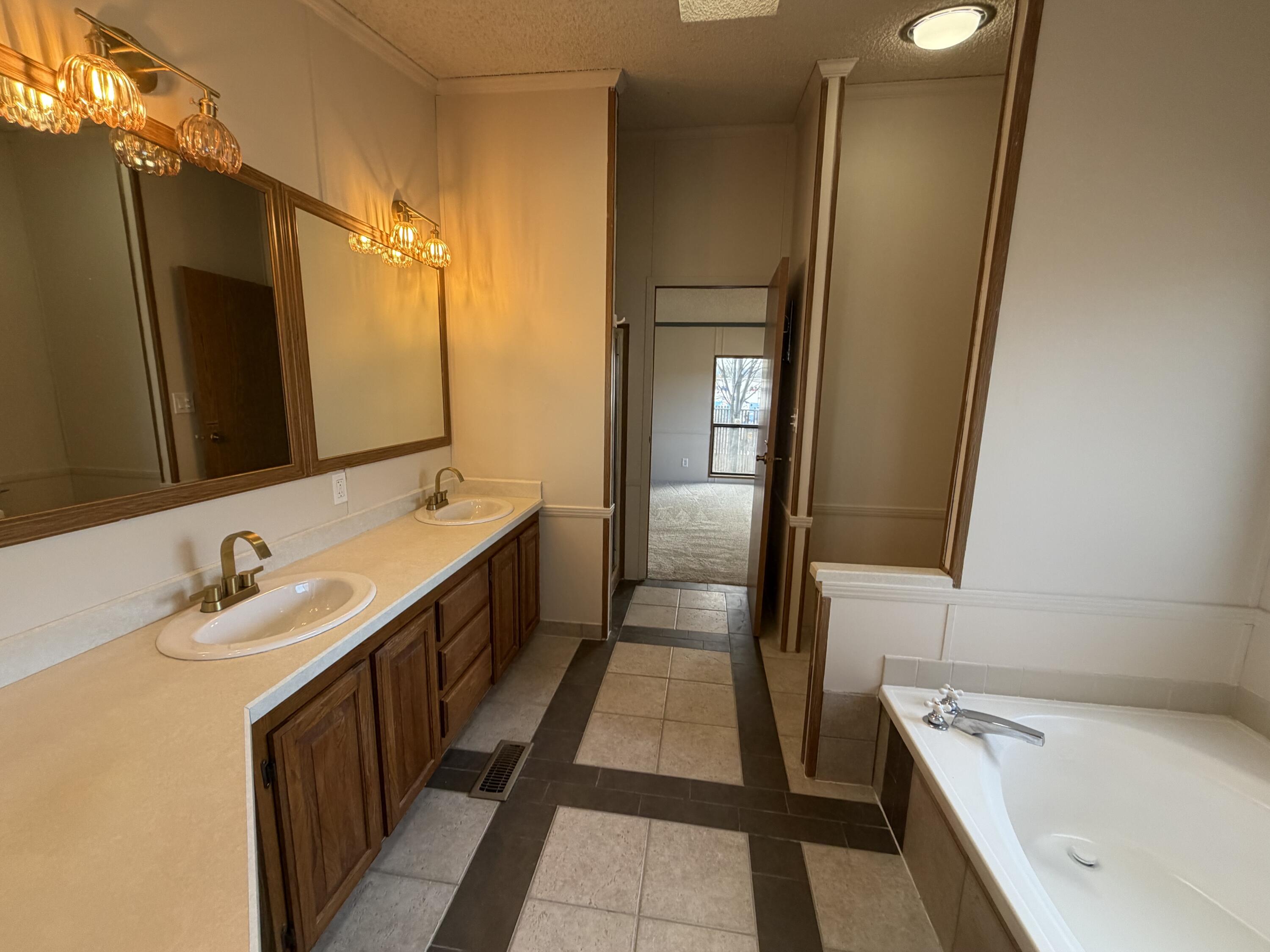 1001 SE 15th Street, 39