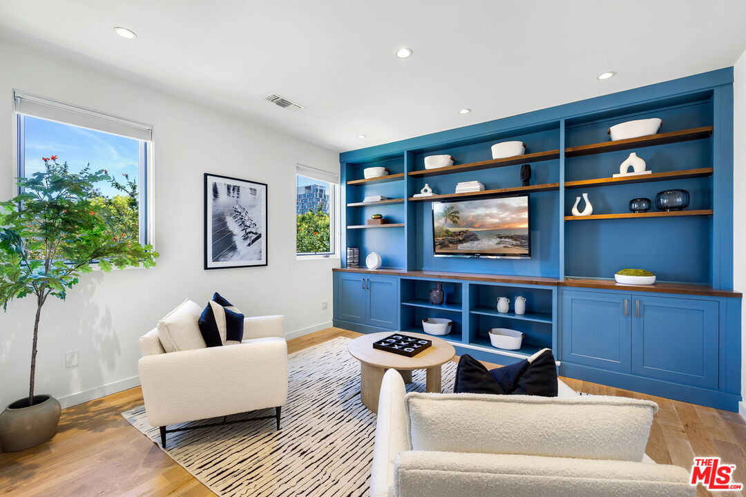 6370 Lindenhurst Ave