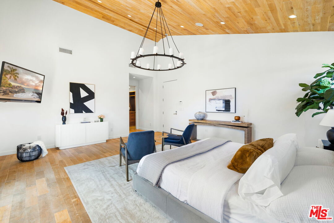 6370 Lindenhurst Ave