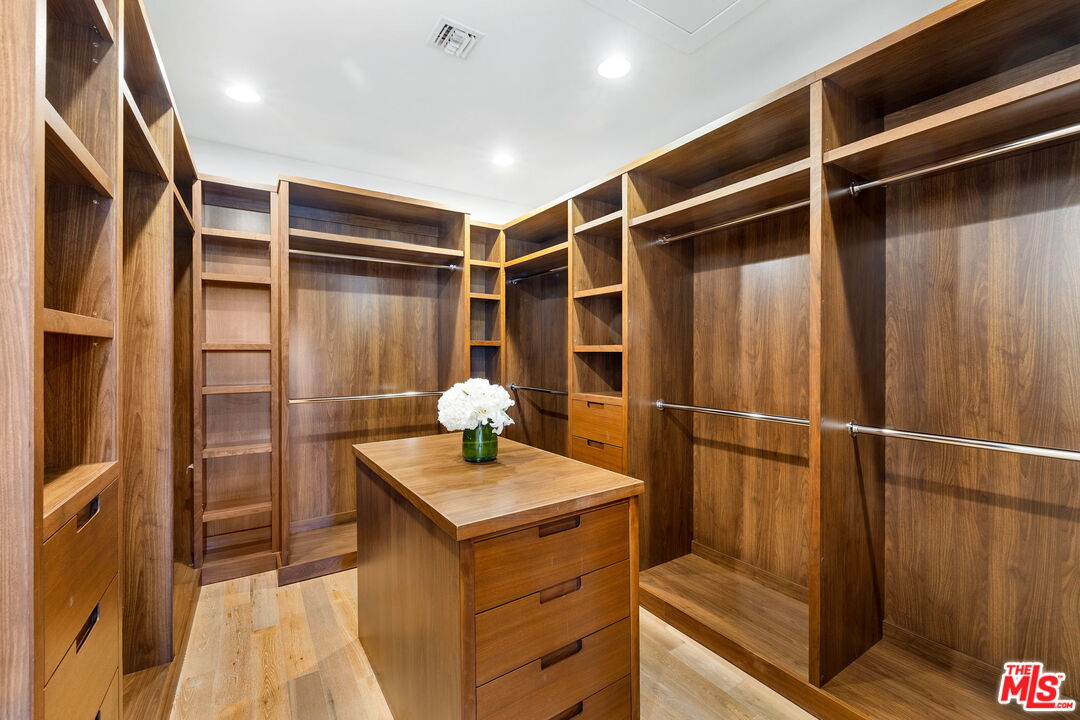 6370 Lindenhurst Ave