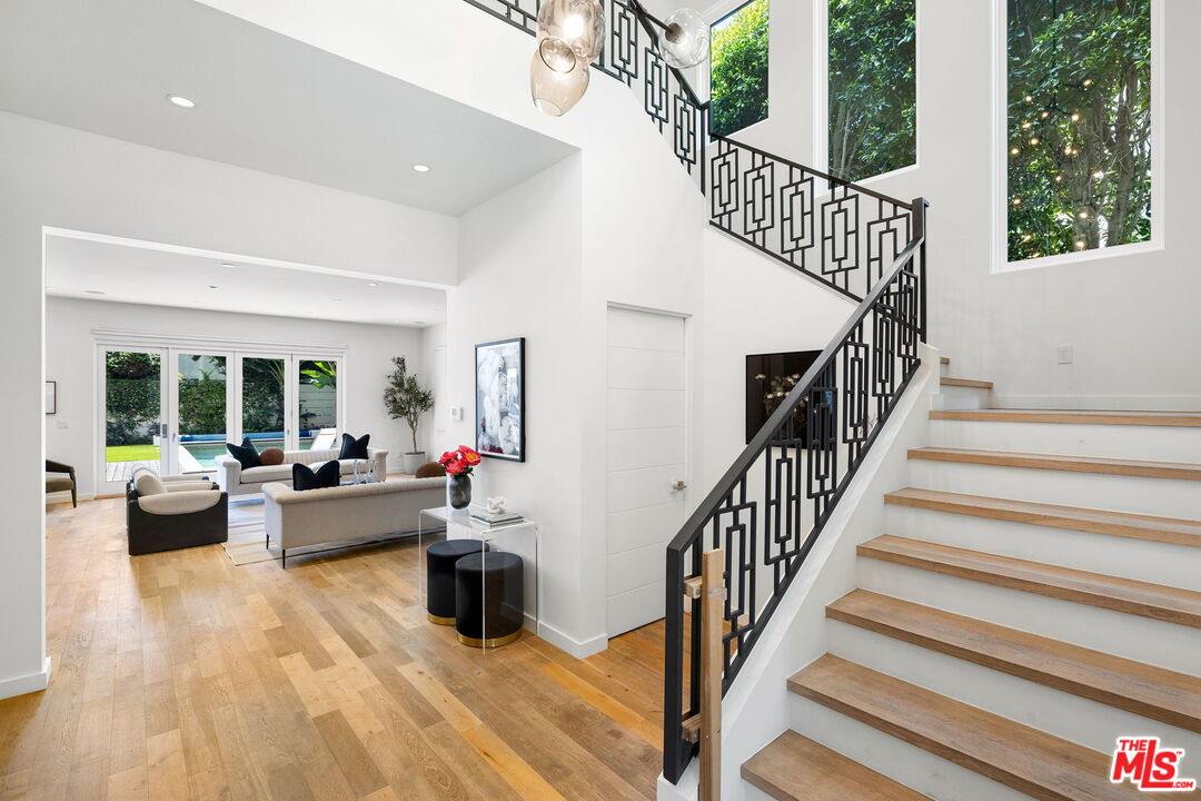 6370 Lindenhurst Ave