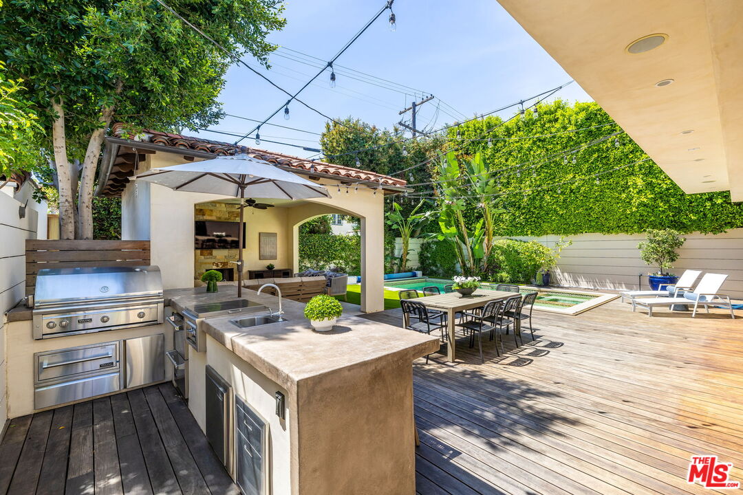 6370 Lindenhurst Ave