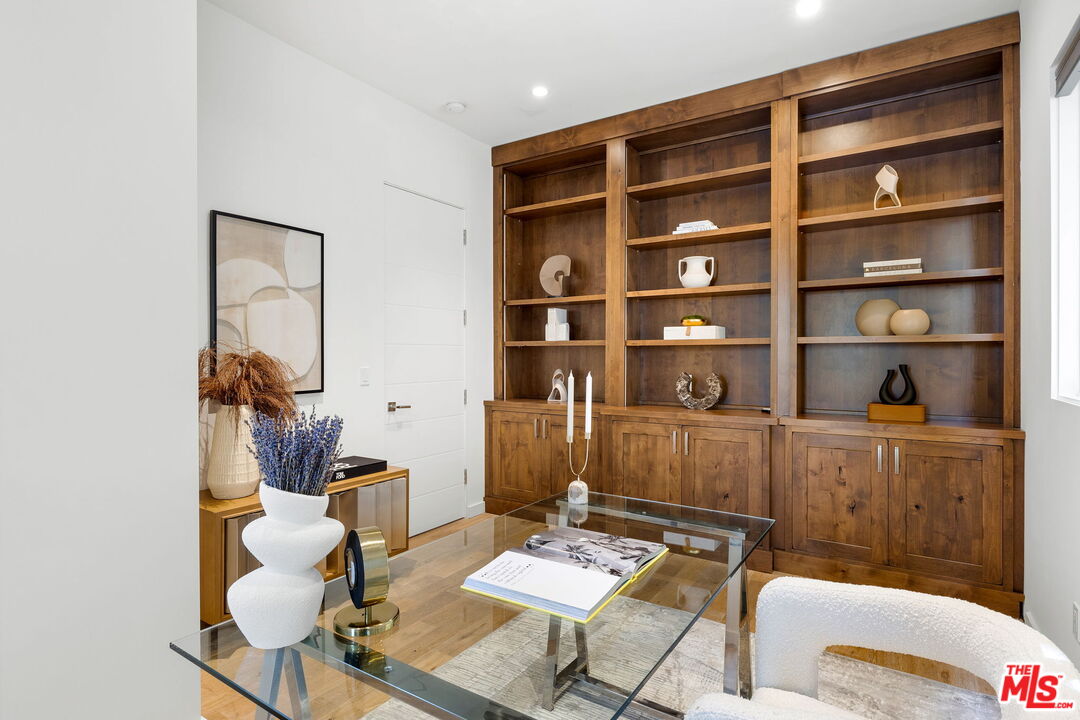 6370 Lindenhurst Ave