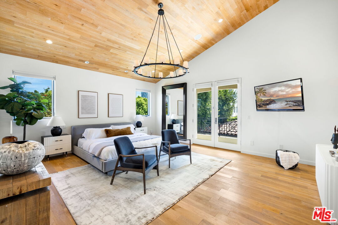 6370 Lindenhurst Ave