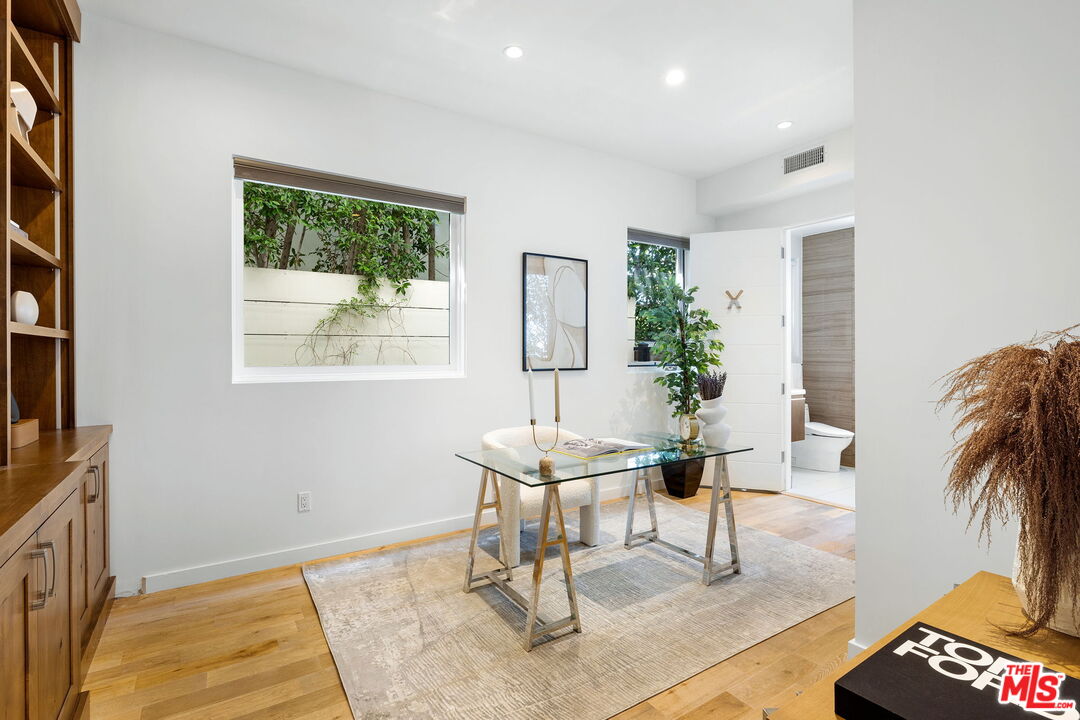 6370 Lindenhurst Ave