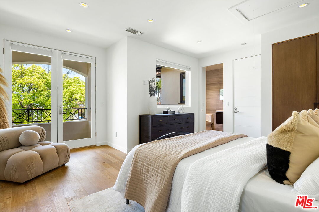 6370 Lindenhurst Ave