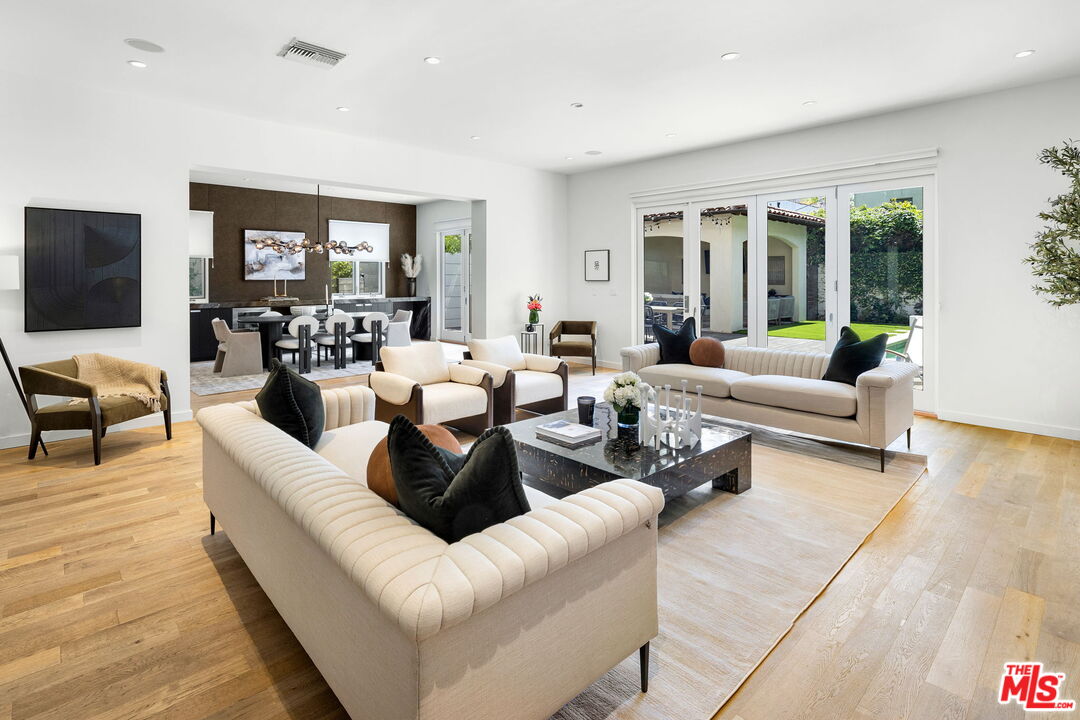 6370 Lindenhurst Ave