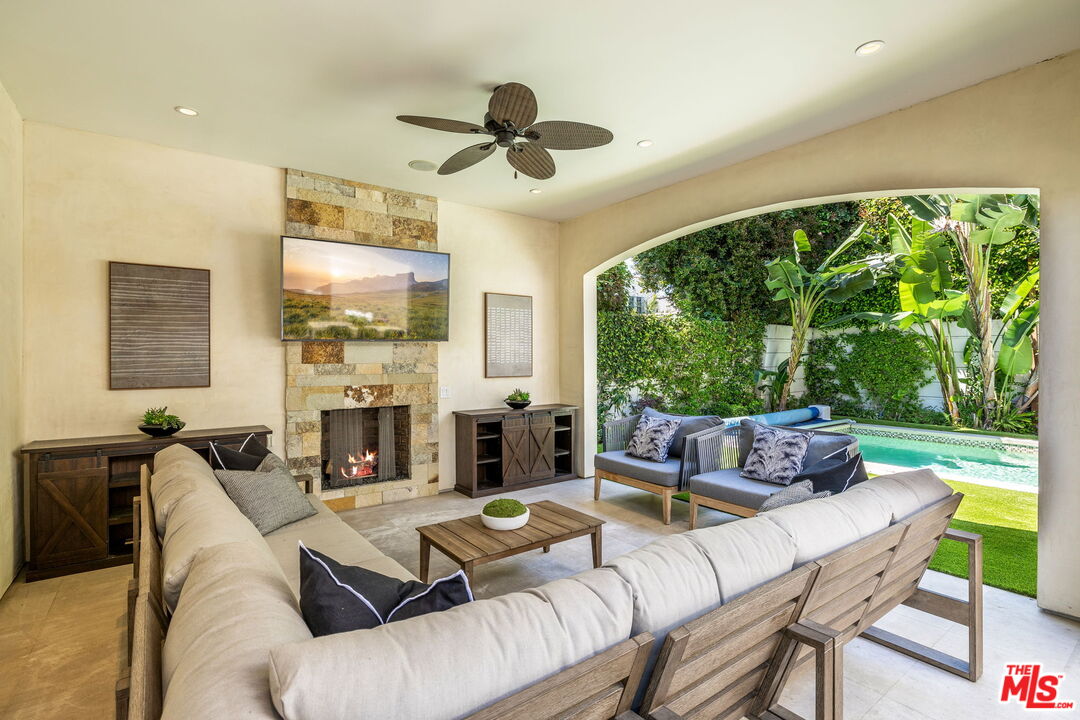 6370 Lindenhurst Ave