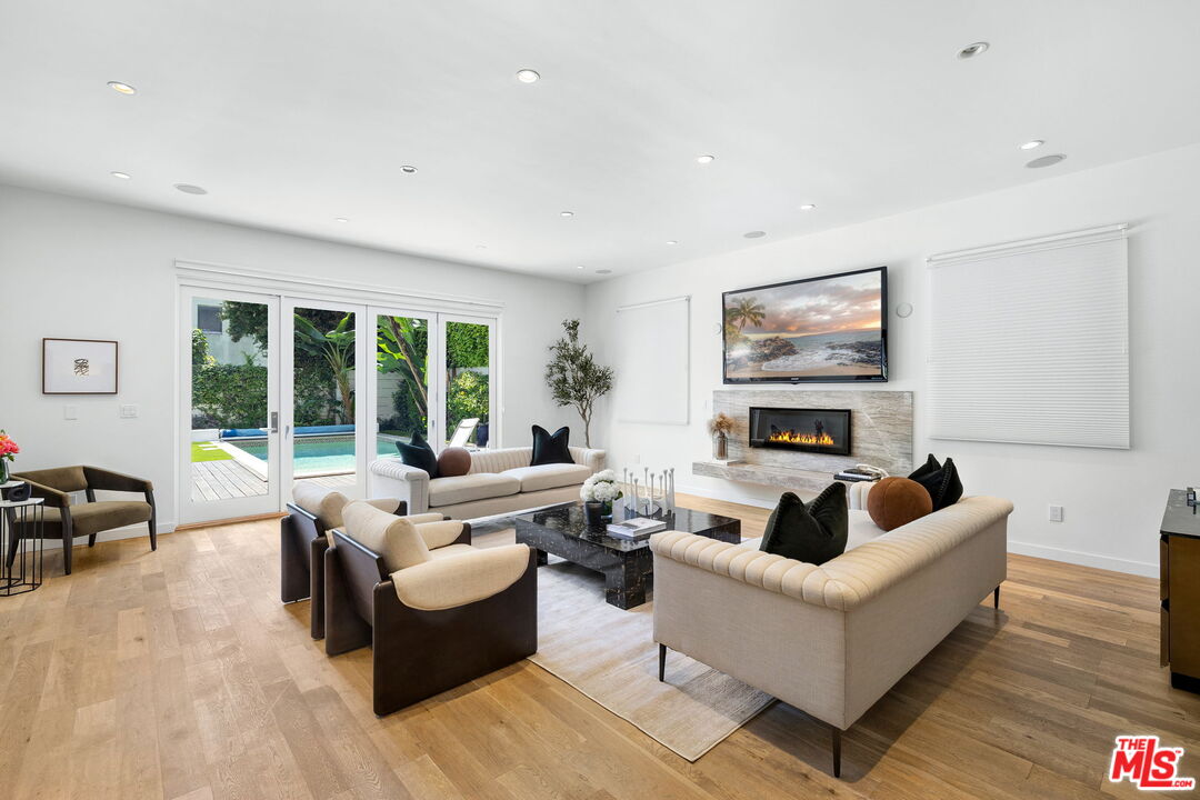 6370 Lindenhurst Ave