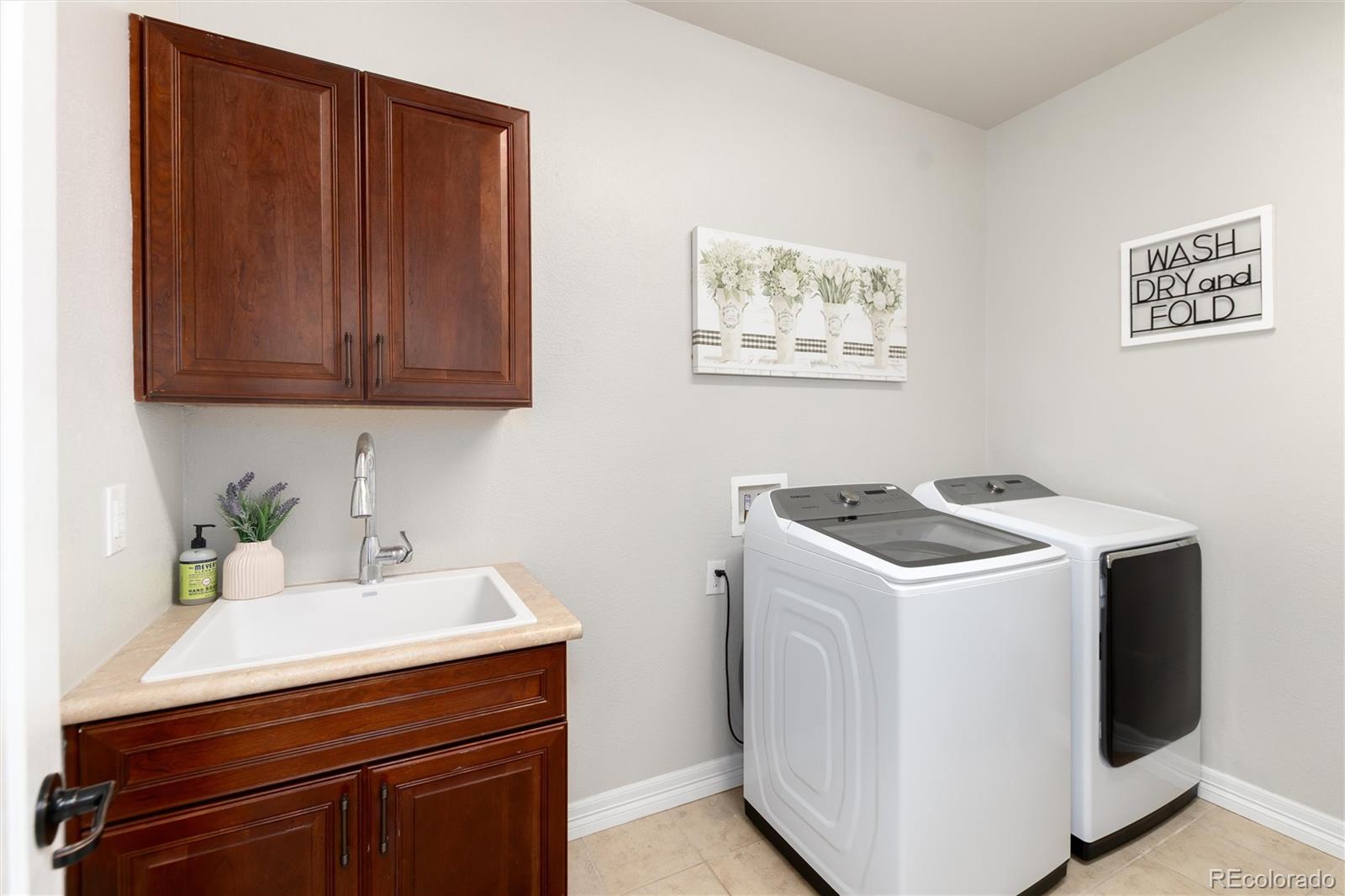 1556 Bent Wedge Point