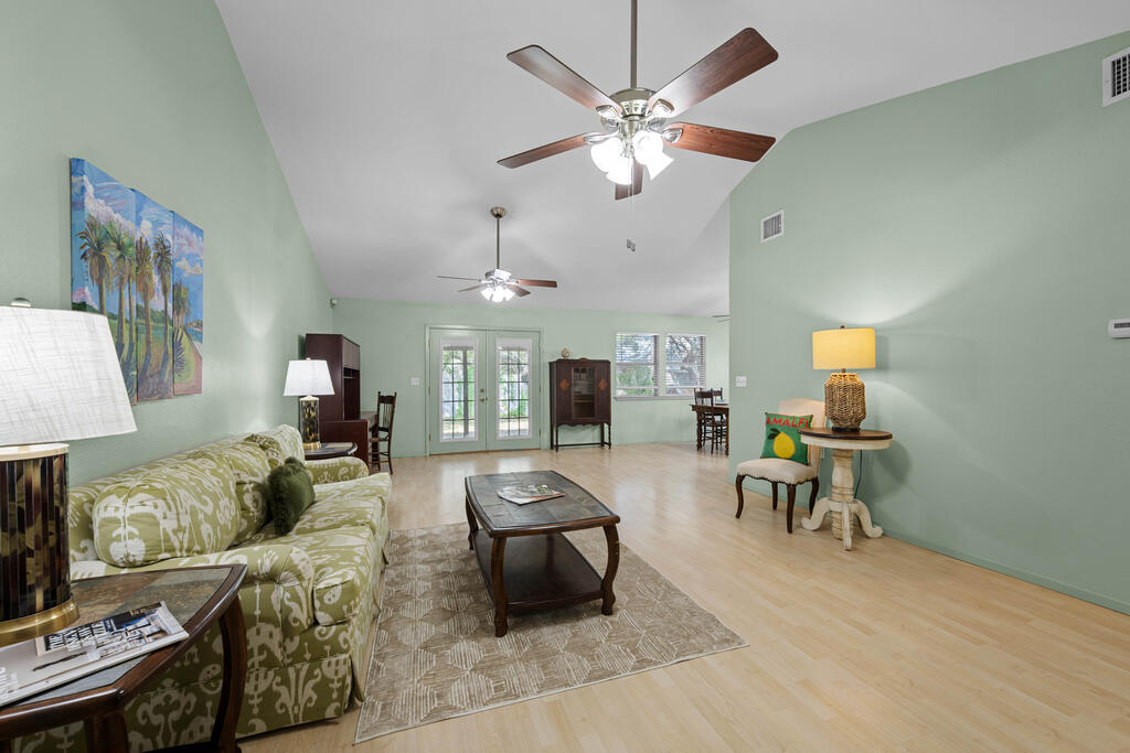 1513 Bluebird Ln