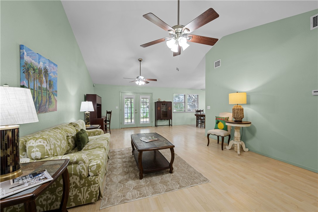 1513 Bluebird Ln