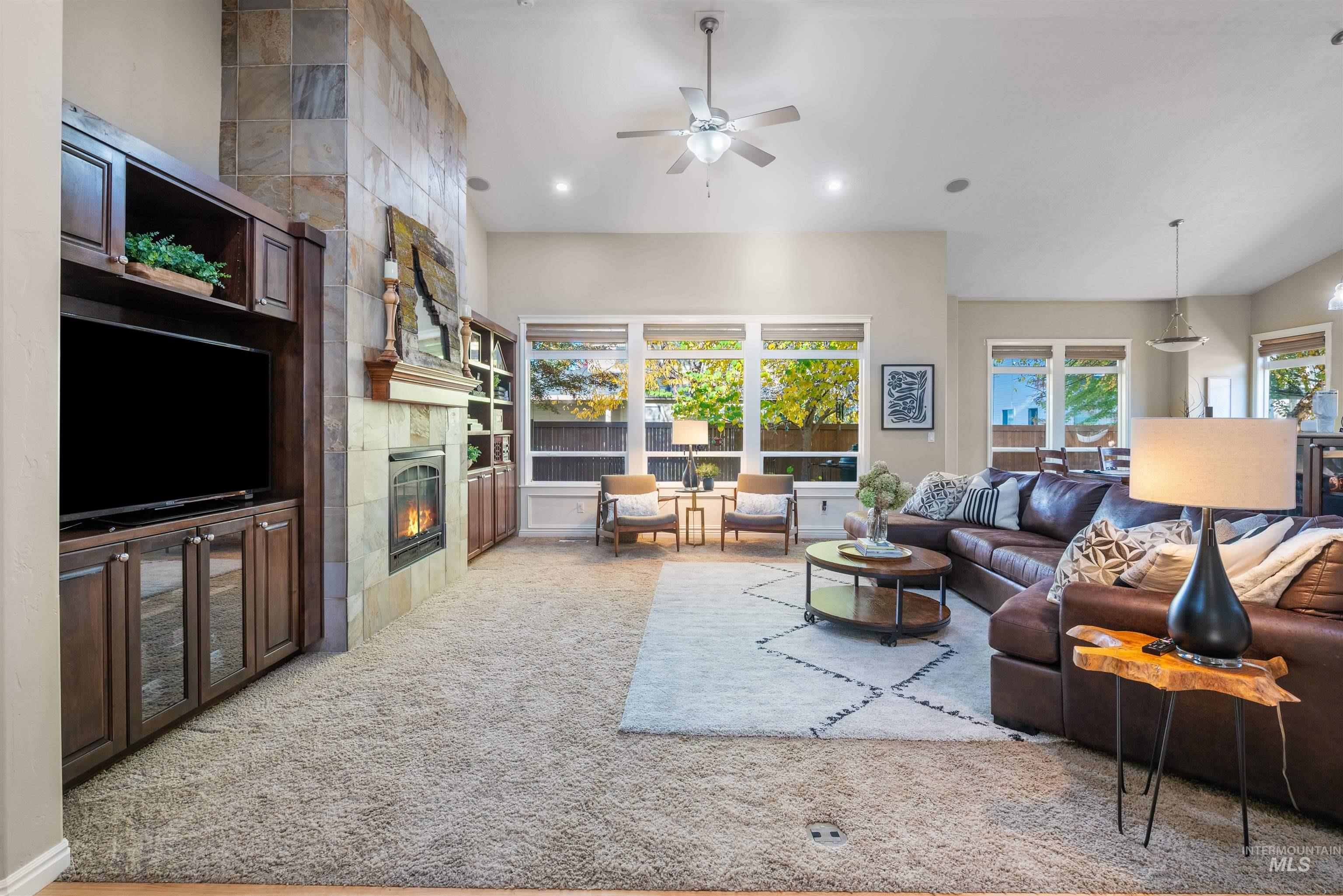 646 W Dreyfuss Lane