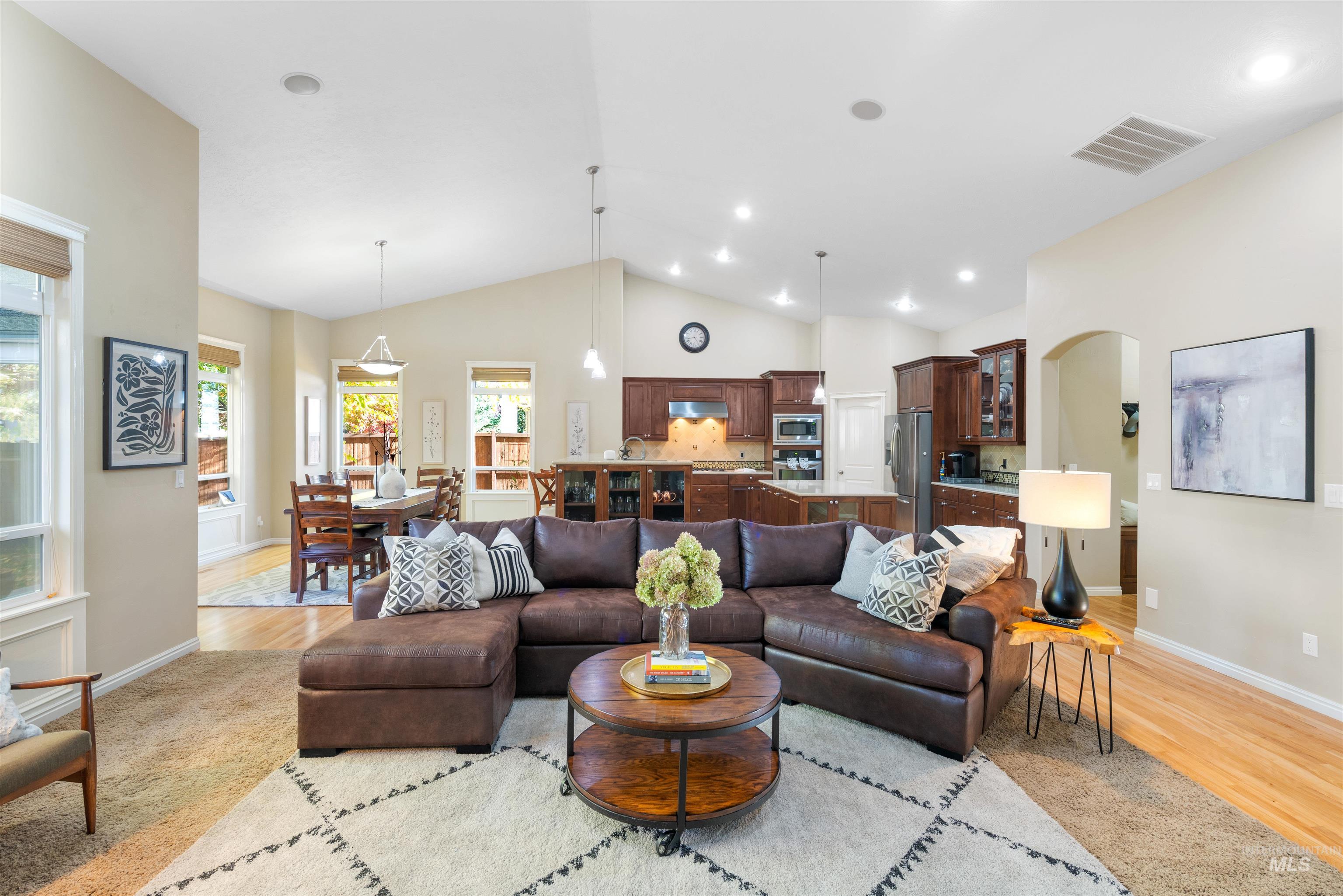 646 W Dreyfuss Lane