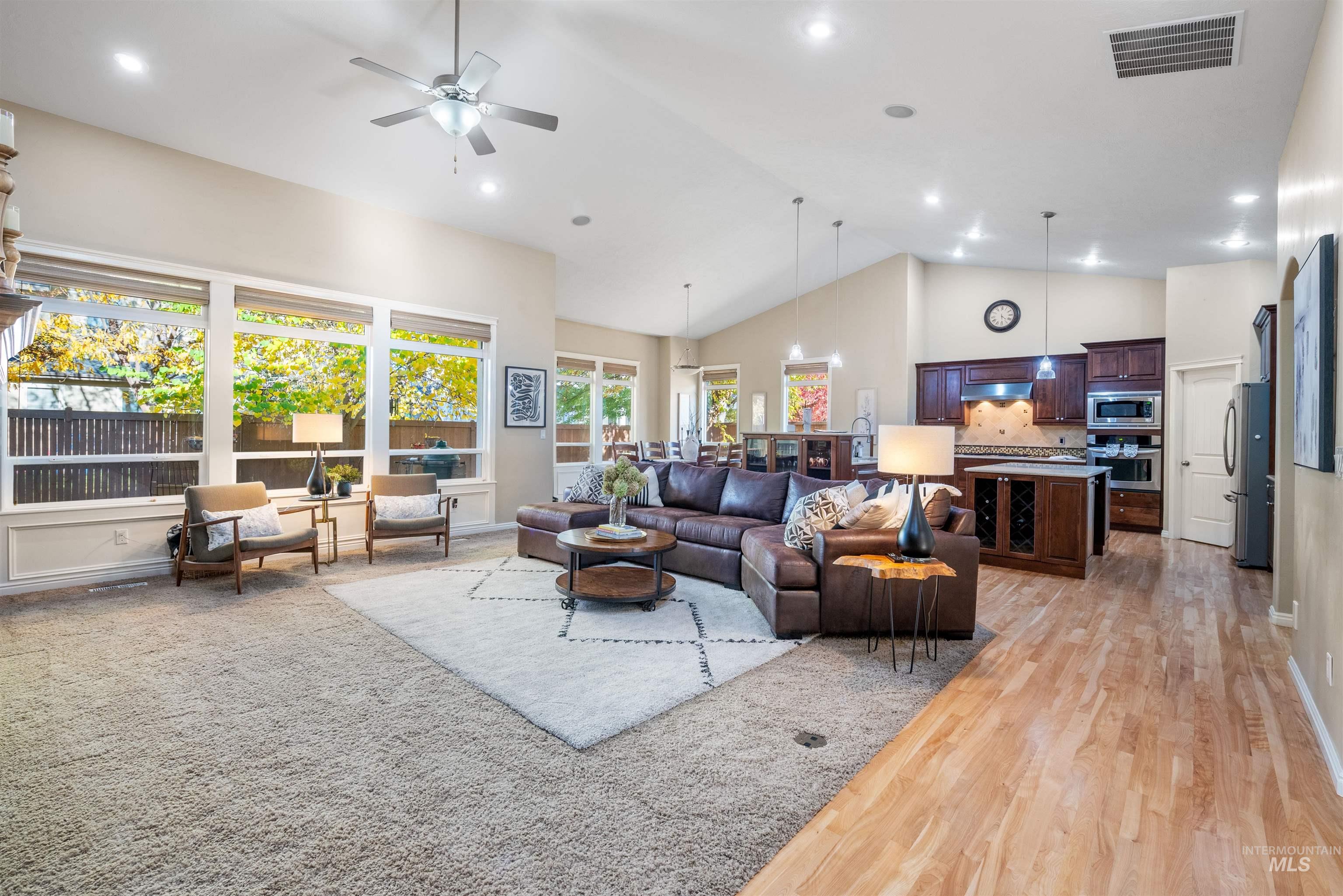 646 W Dreyfuss Lane
