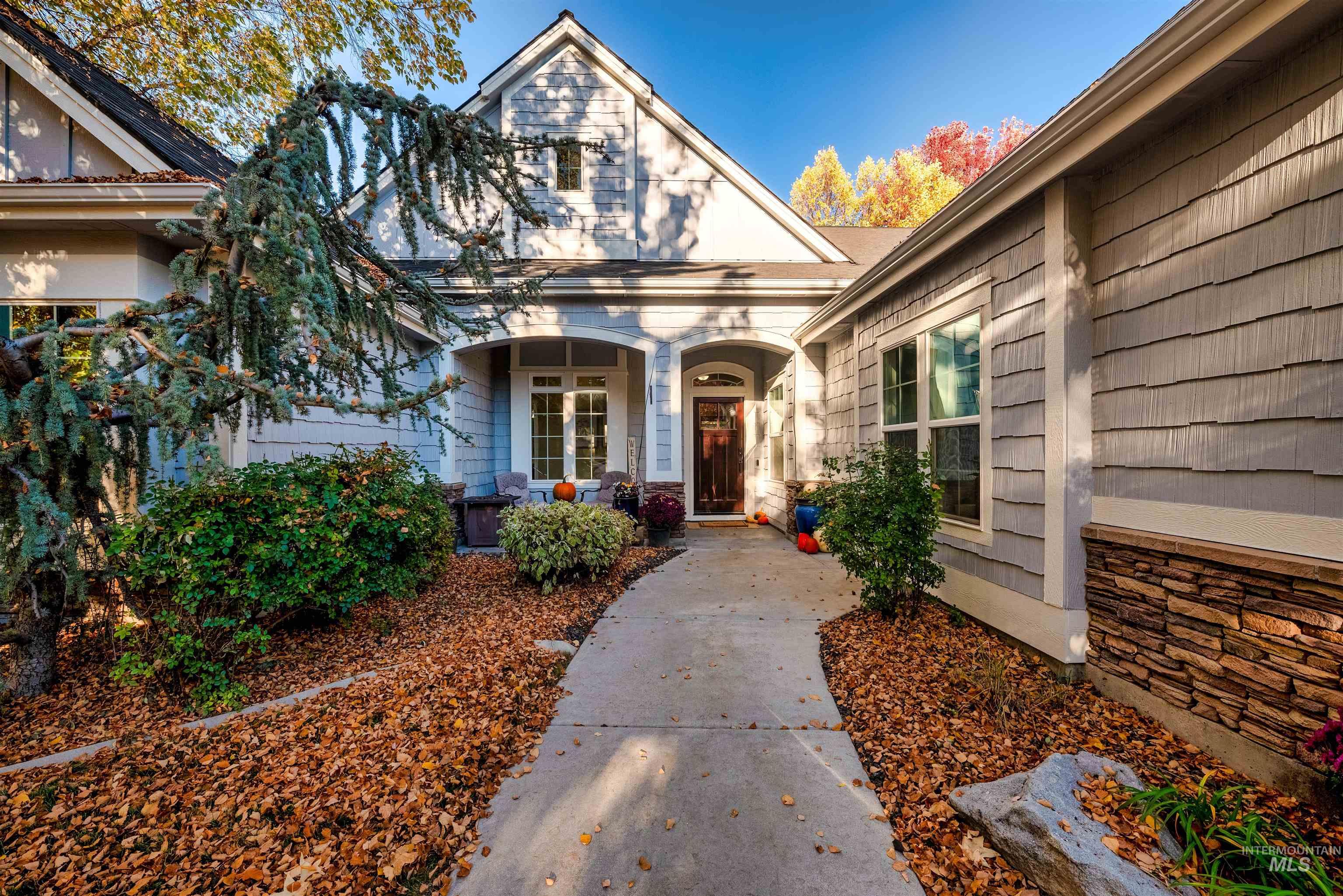 646 W Dreyfuss Lane