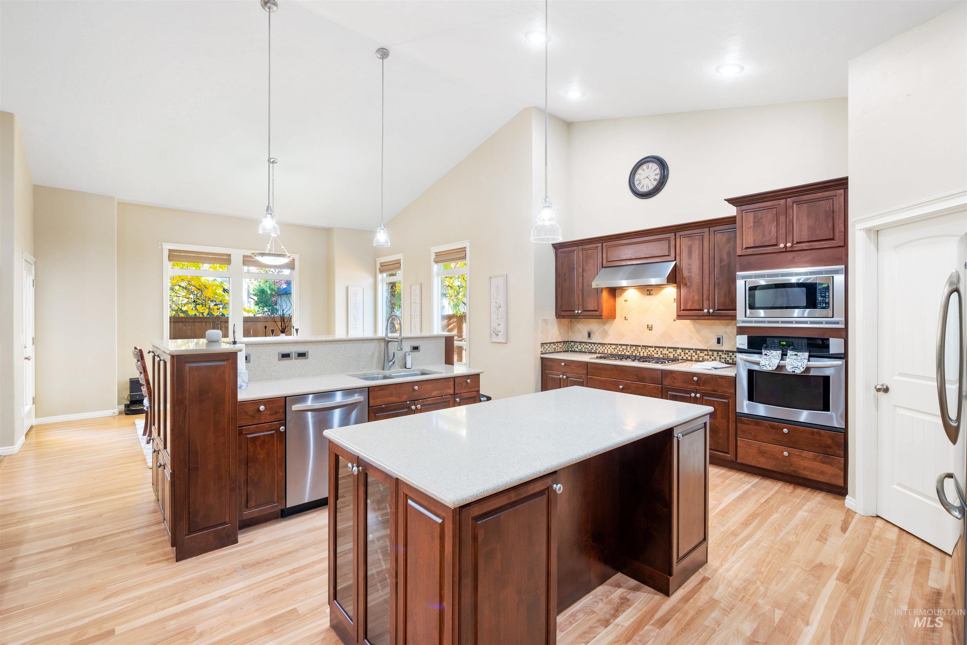 646 W Dreyfuss Lane