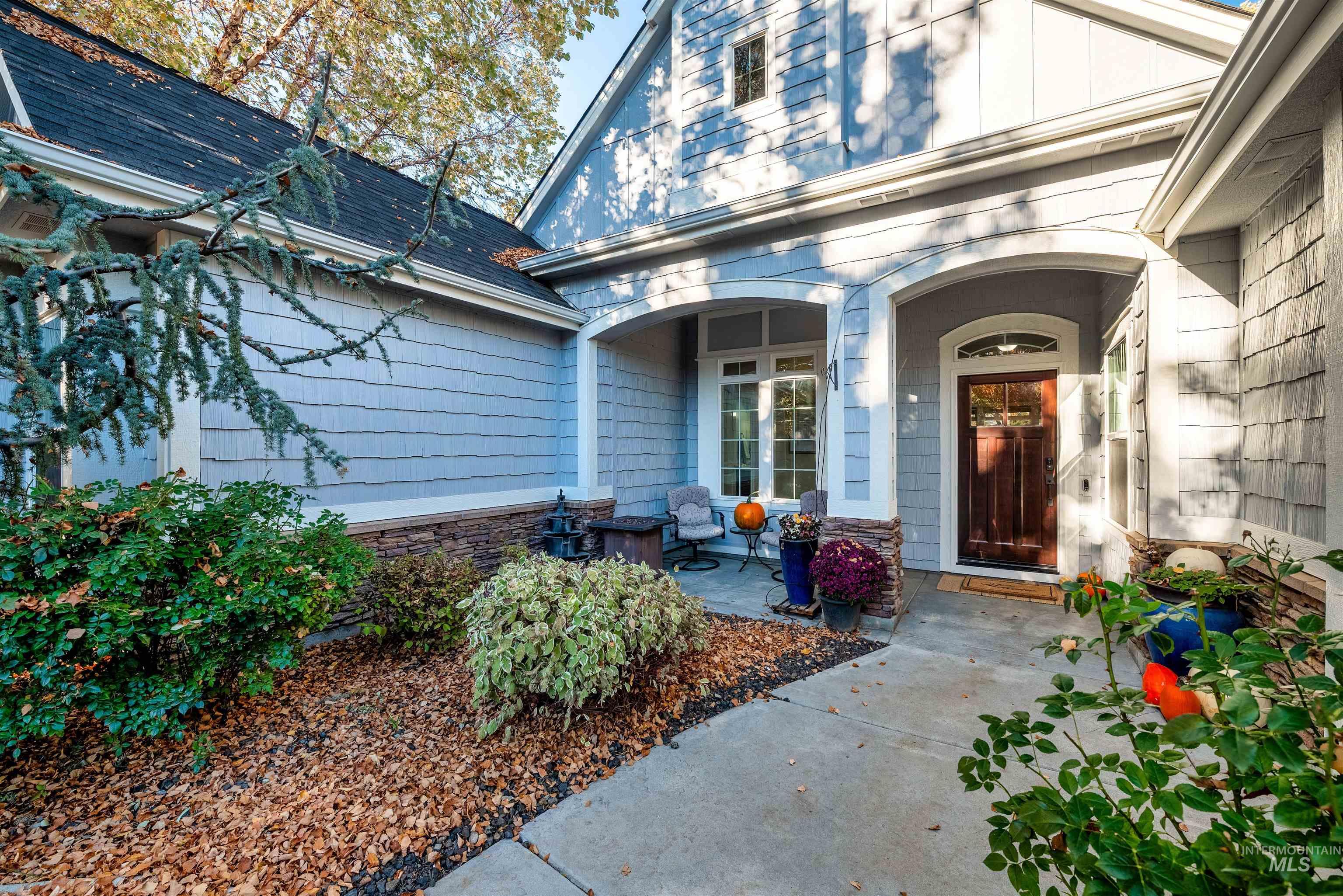 646 W Dreyfuss Lane