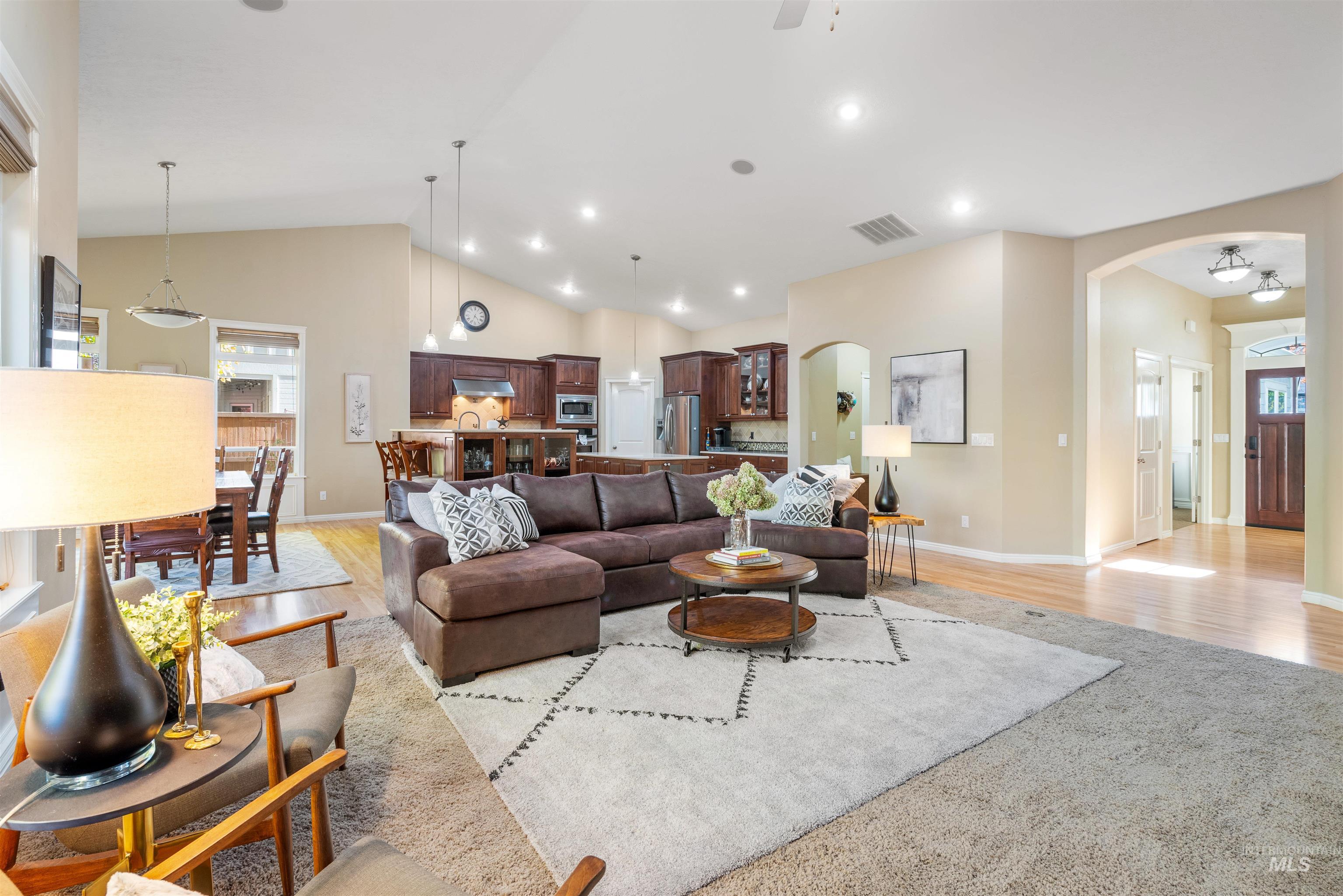 646 W Dreyfuss Lane