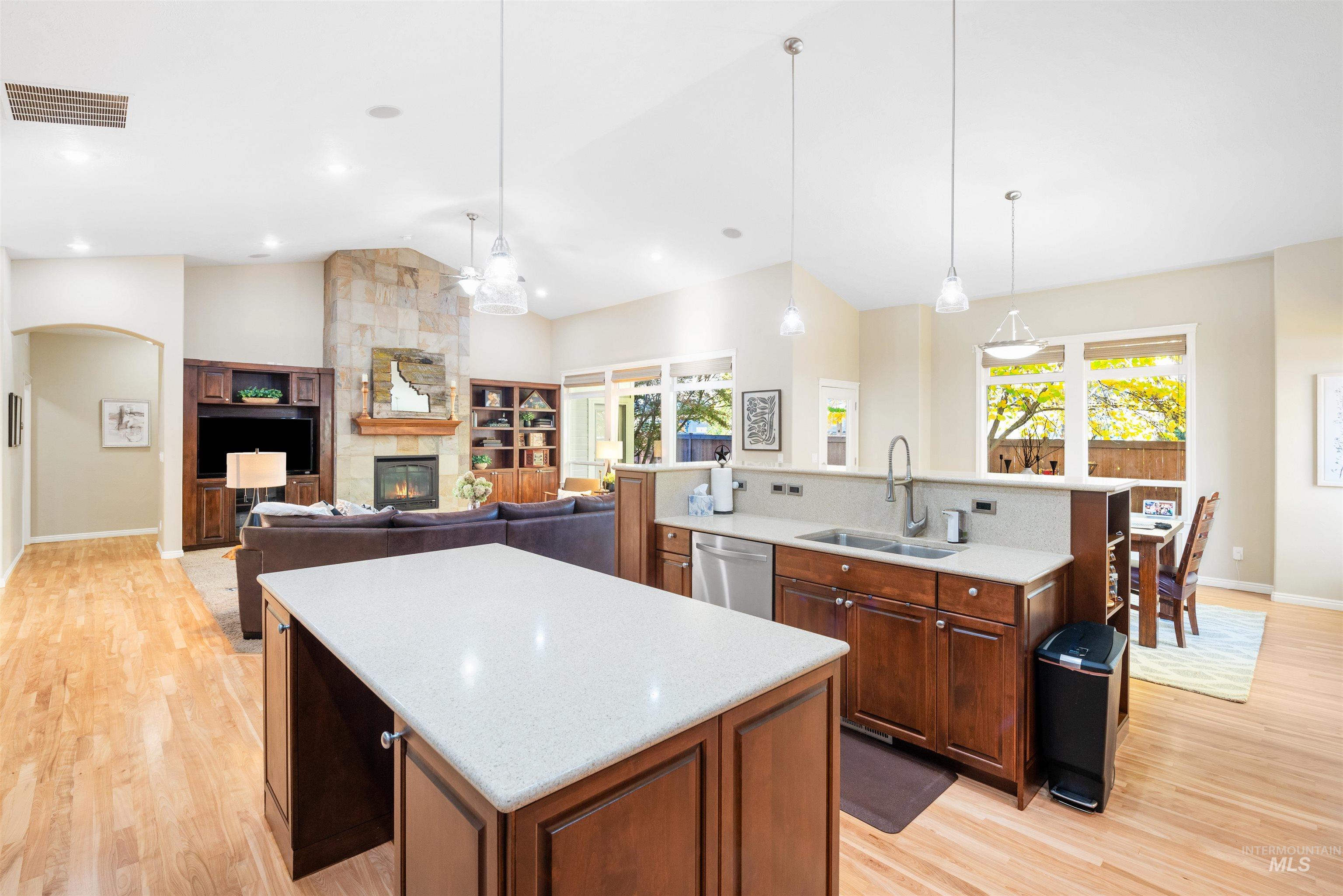 646 W Dreyfuss Lane