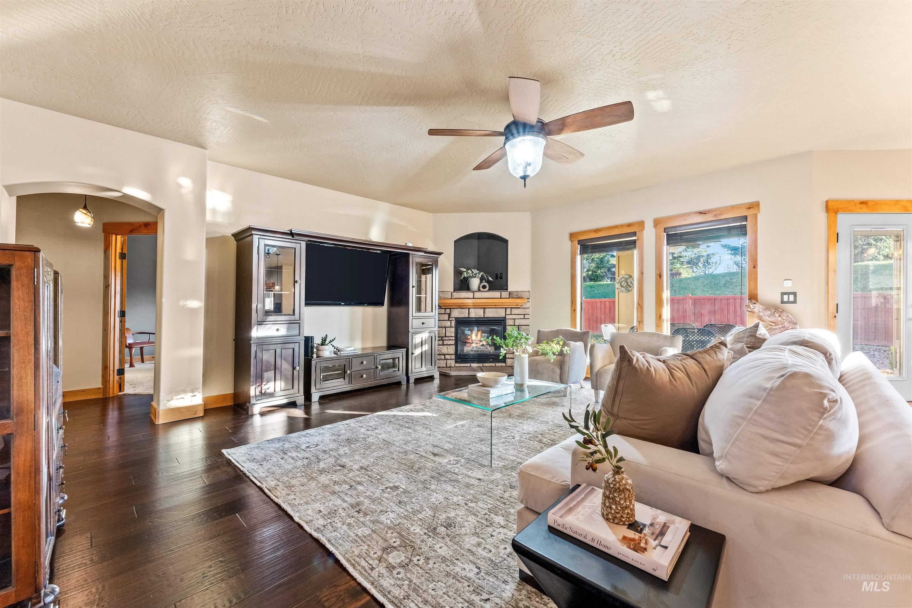 857 E Yucca Canyon St