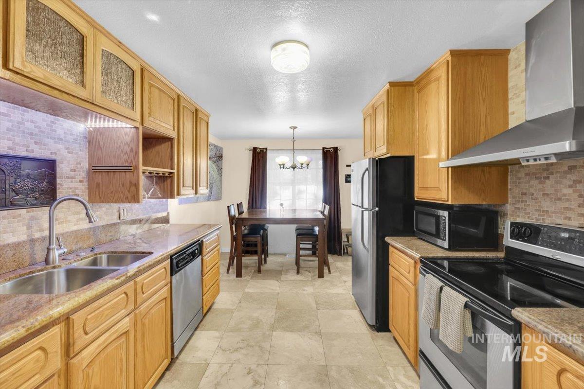 1660 S Lincoln Ave.