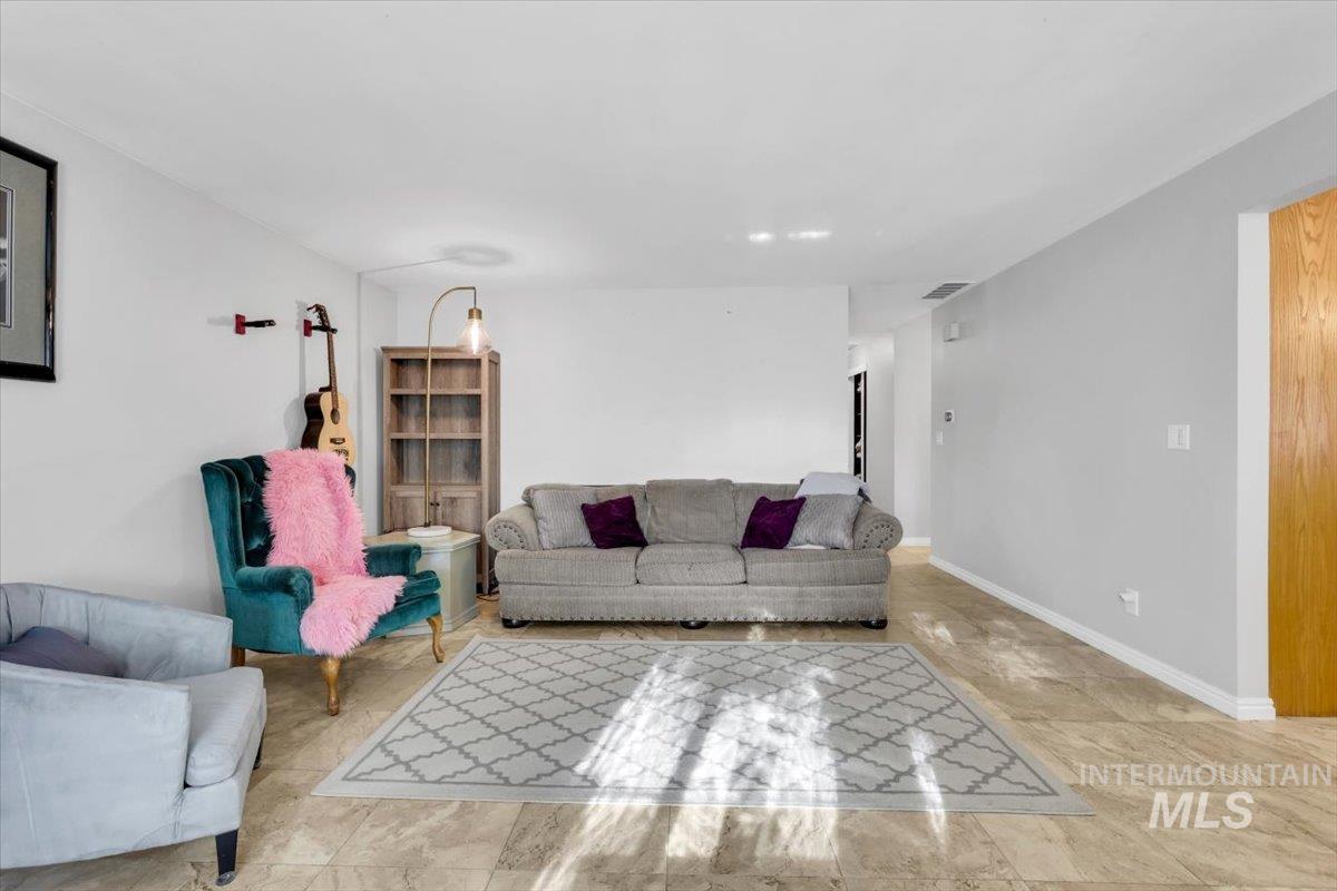1660 S Lincoln Ave.