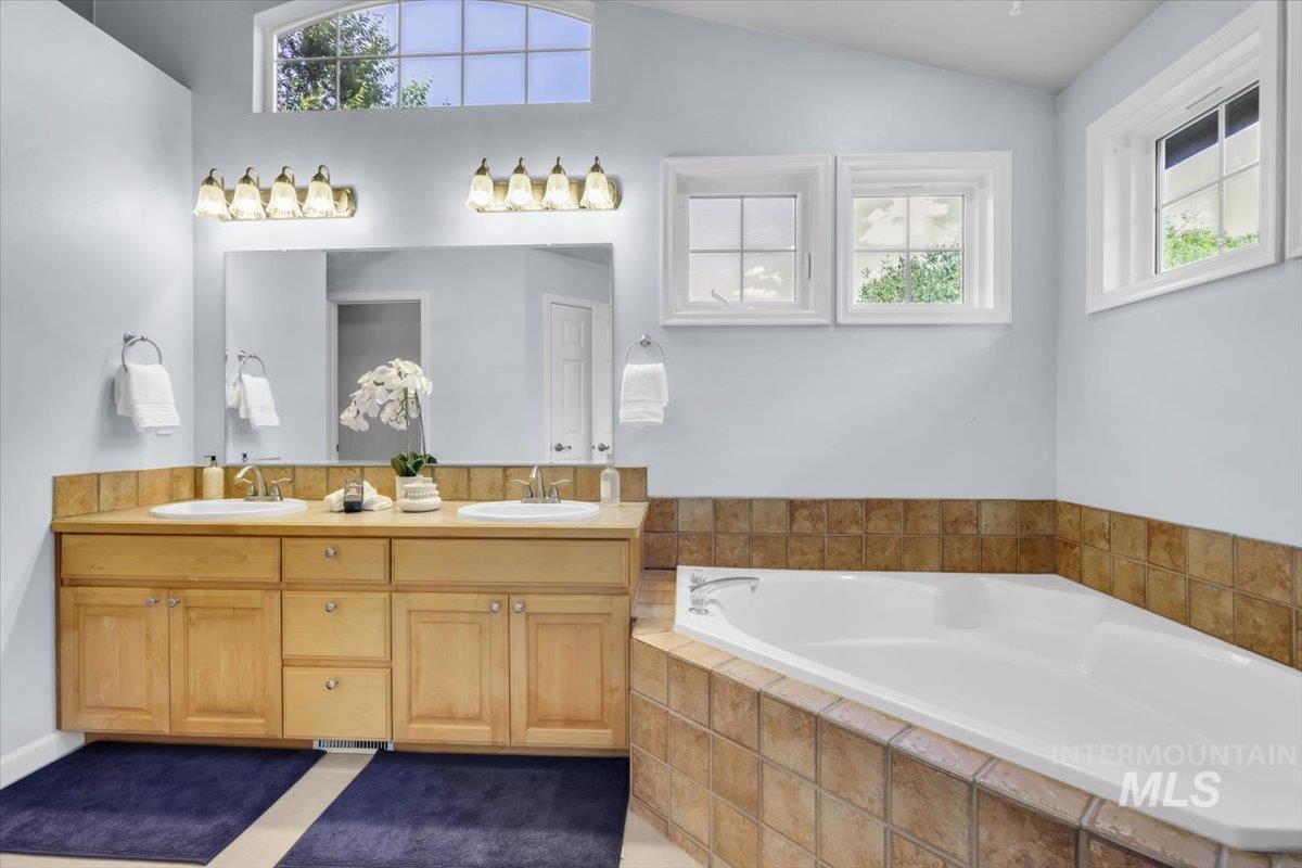 1354 E Nest View Ct