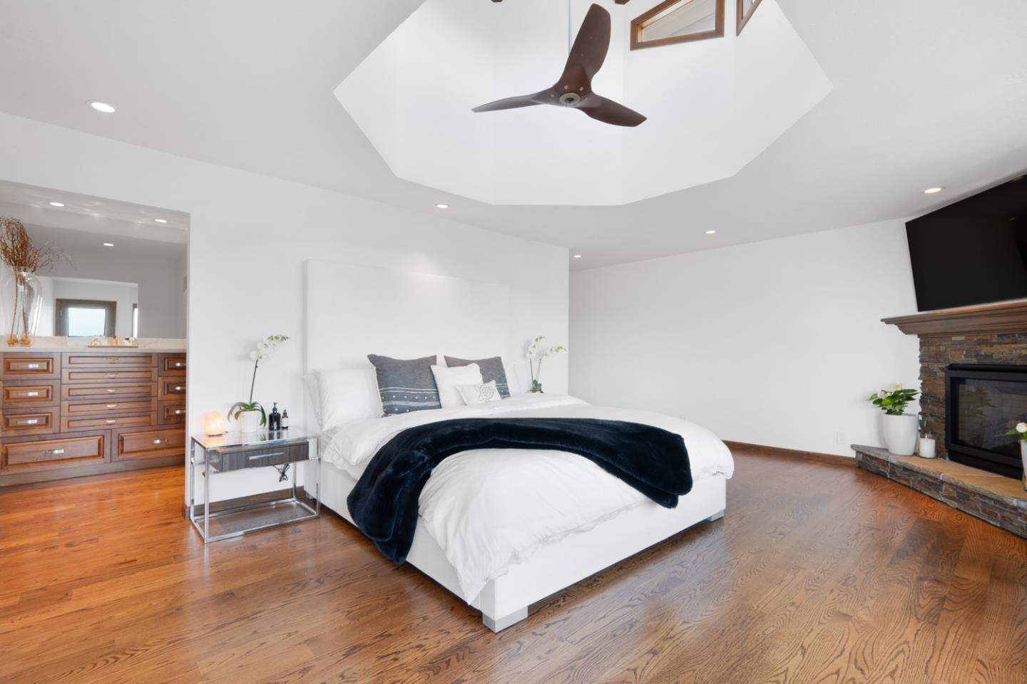 3055 Paseo Vista AVE