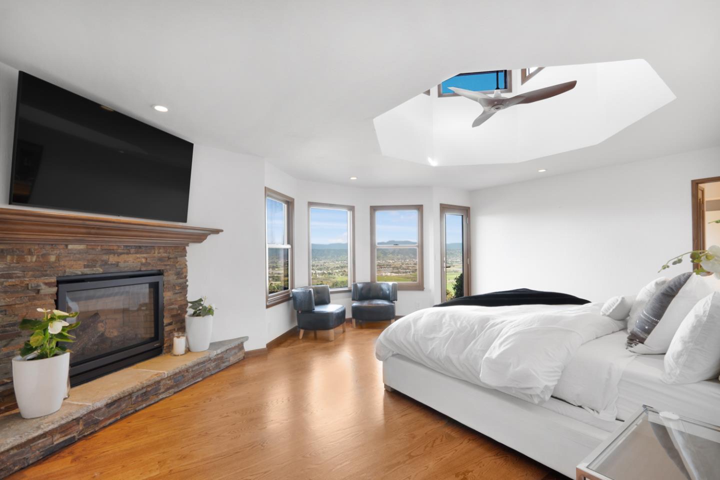 3055 Paseo Vista AVE