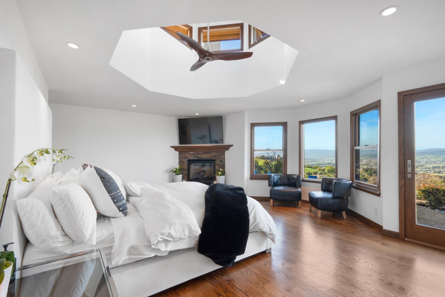 3055 Paseo Vista AVE