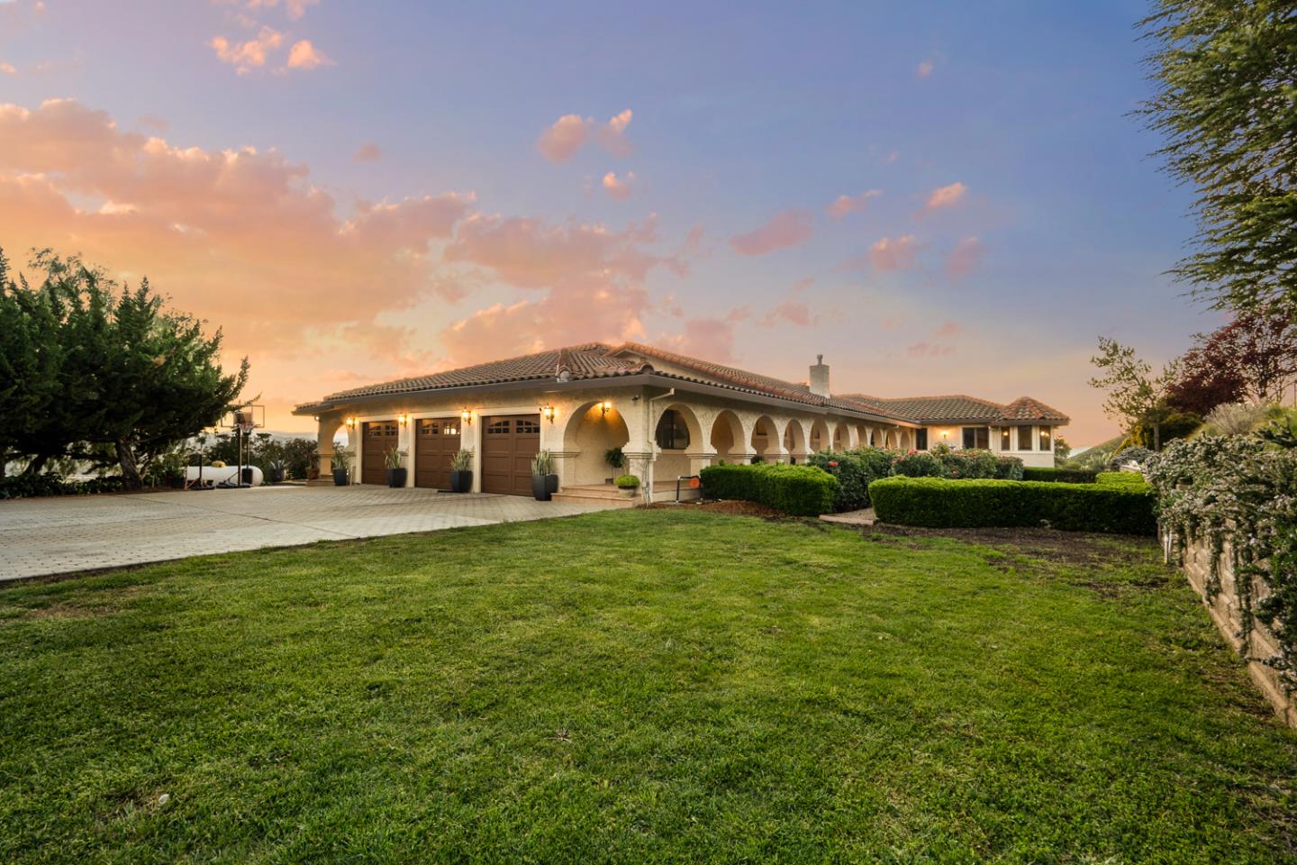 3055 Paseo Vista AVE