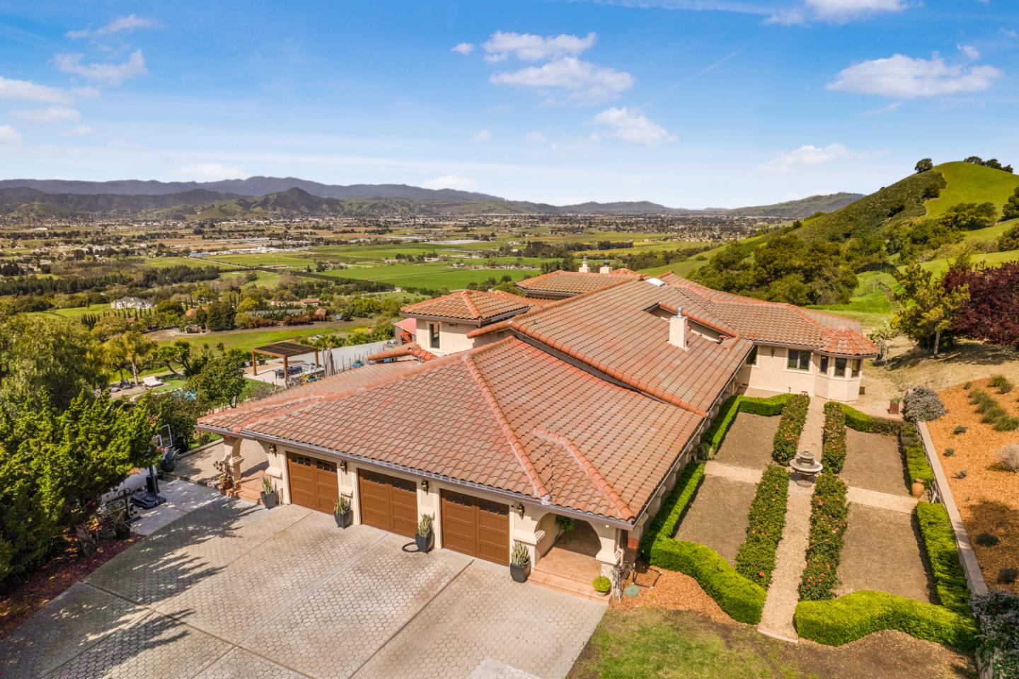 3055 Paseo Vista AVE