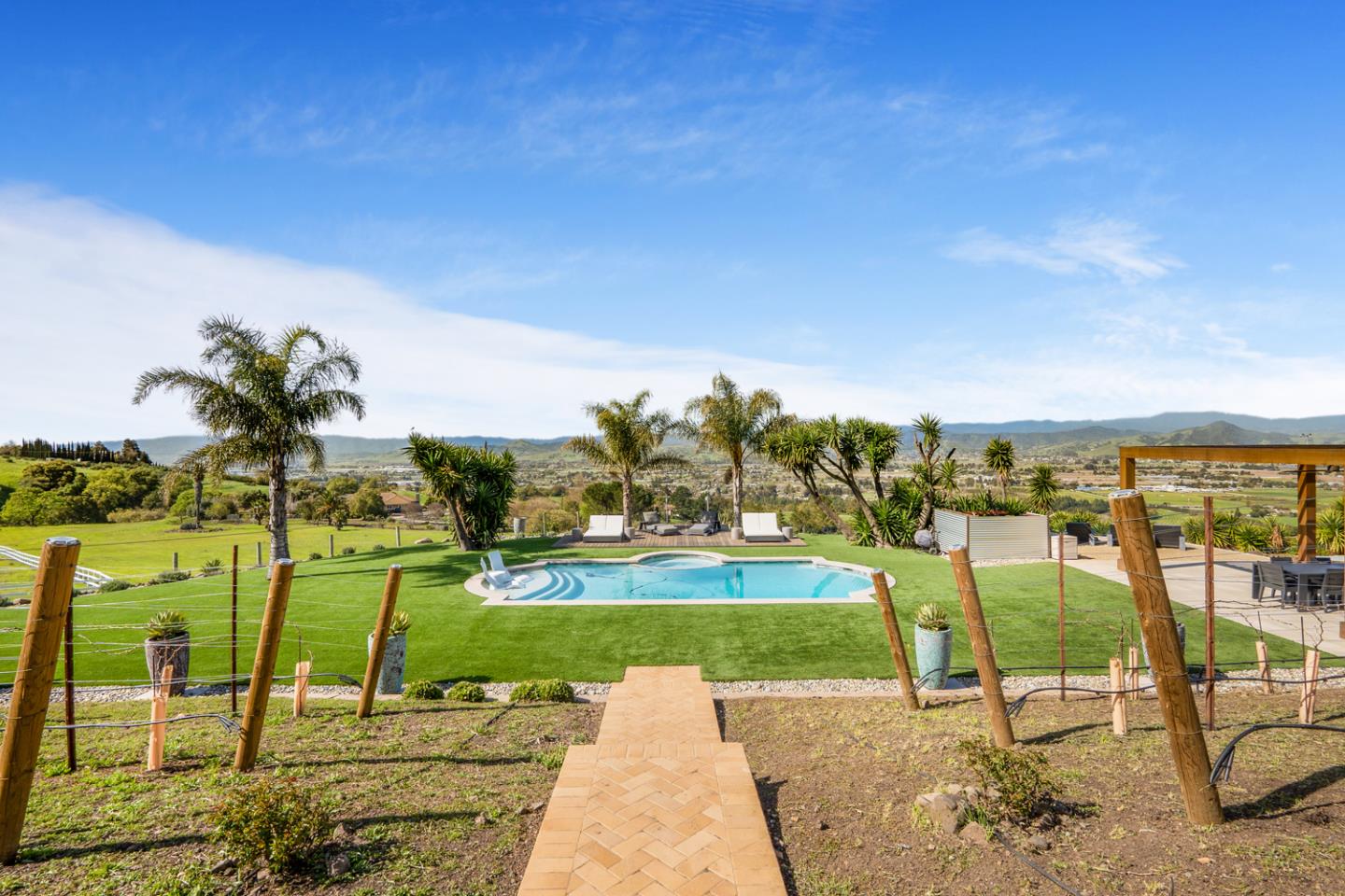 3055 Paseo Vista AVE