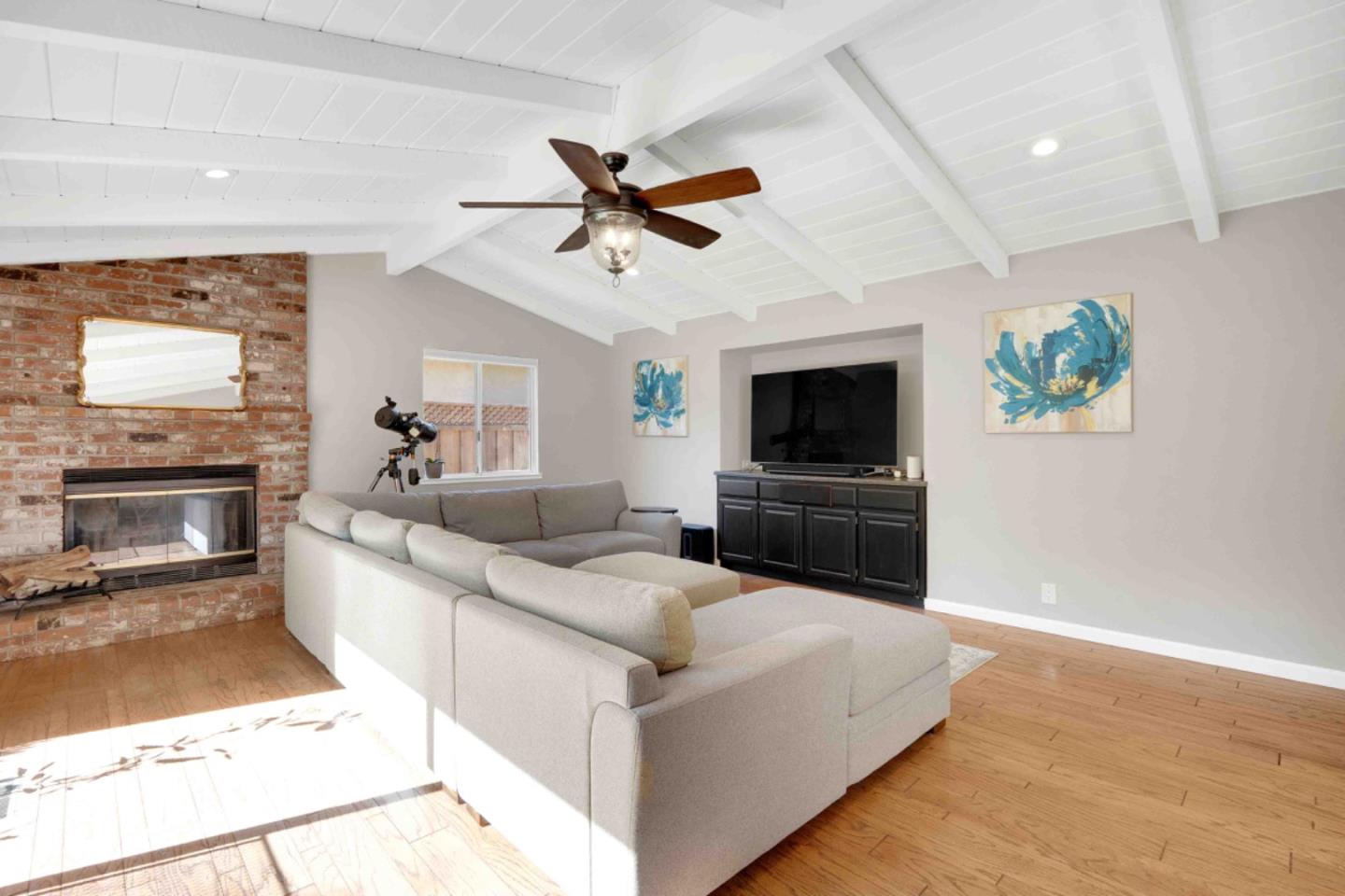 15645 Via Castana