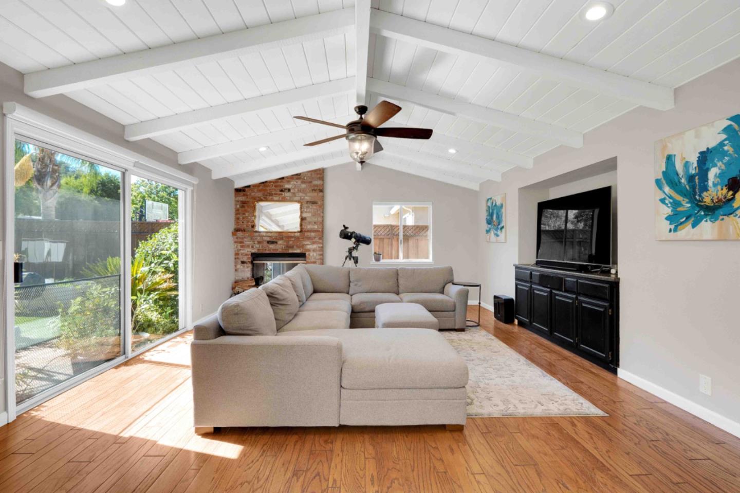 15645 Via Castana