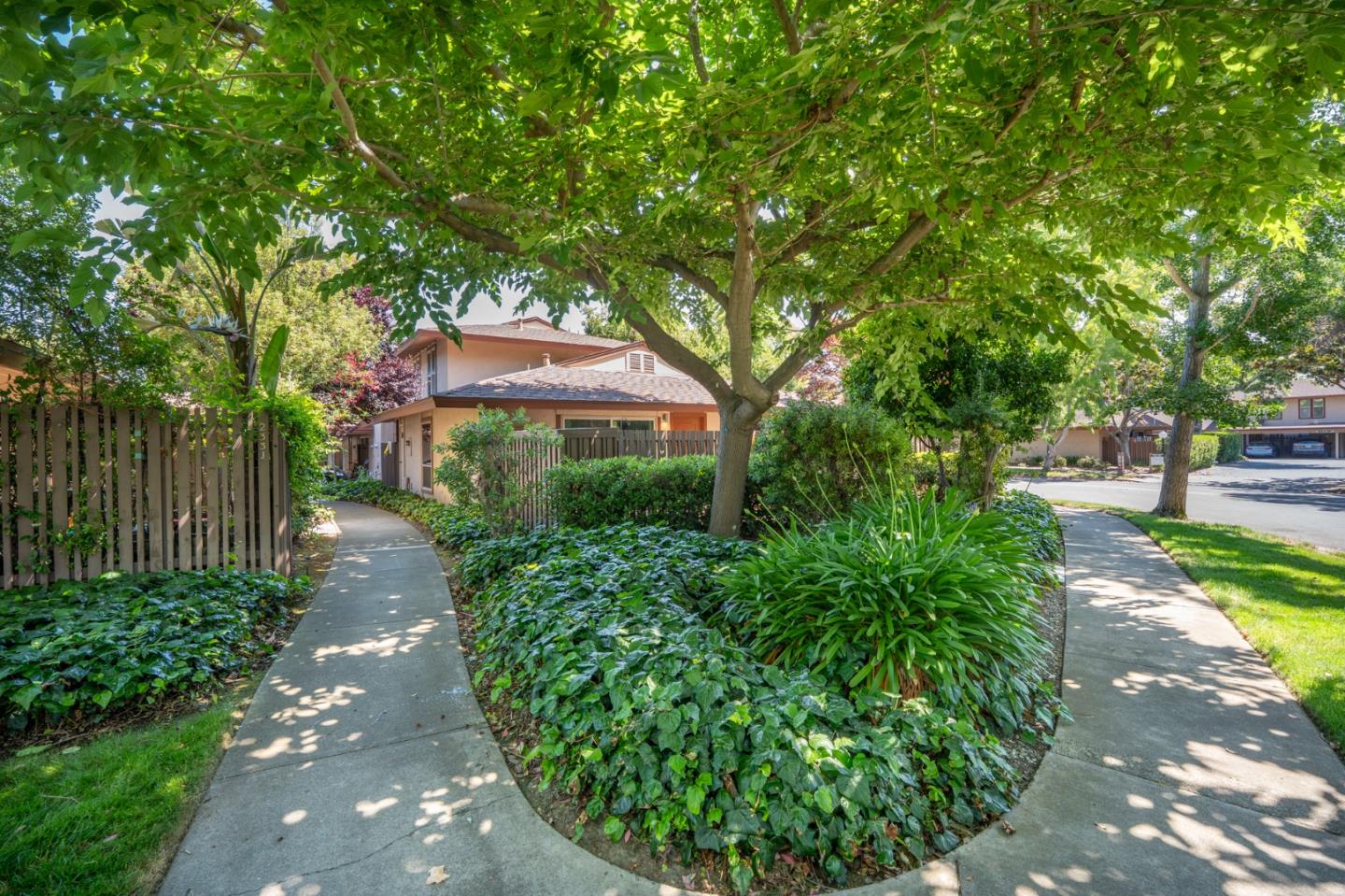 233 Red Oak DR K