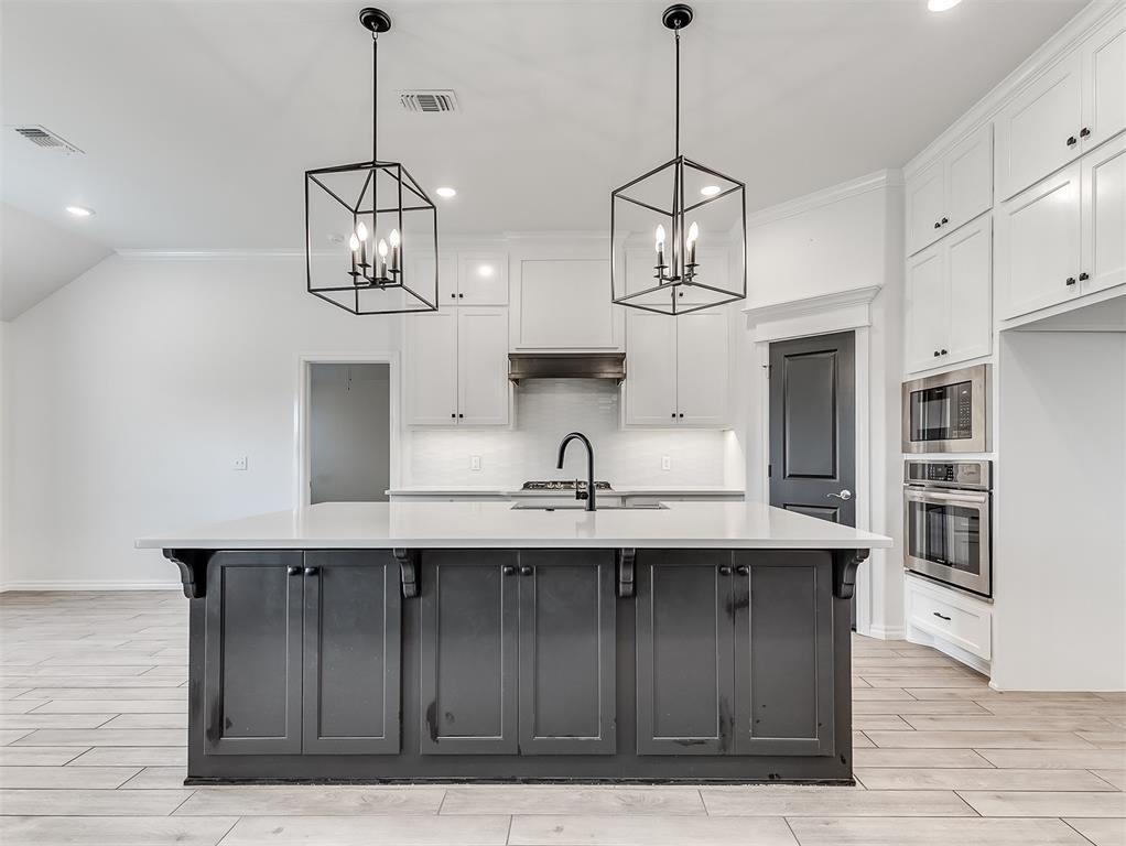 812 Chisholm Trail