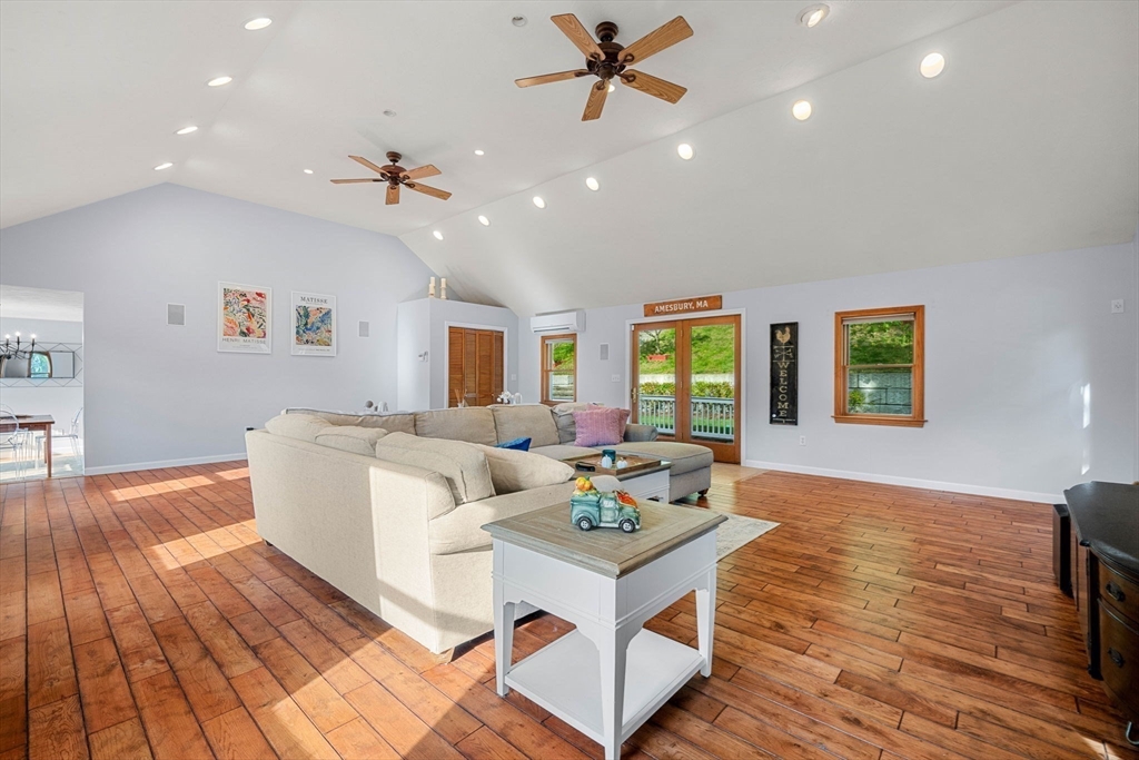 11 Tuxbury Lane