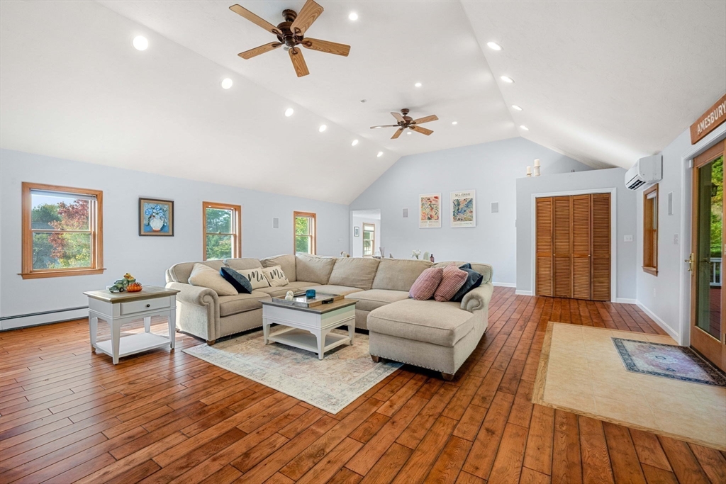 11 Tuxbury Lane