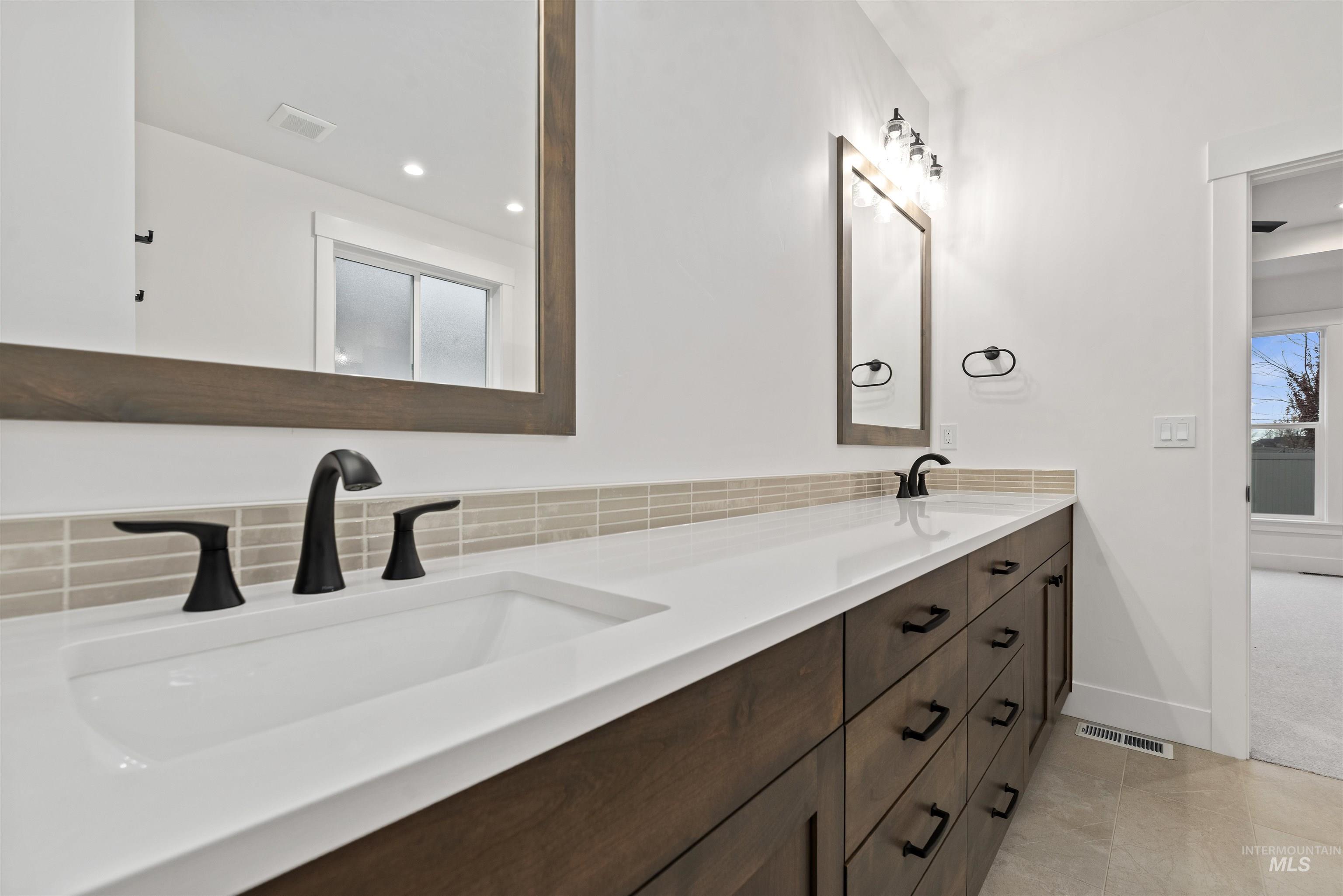 2129 E Blakehurst St