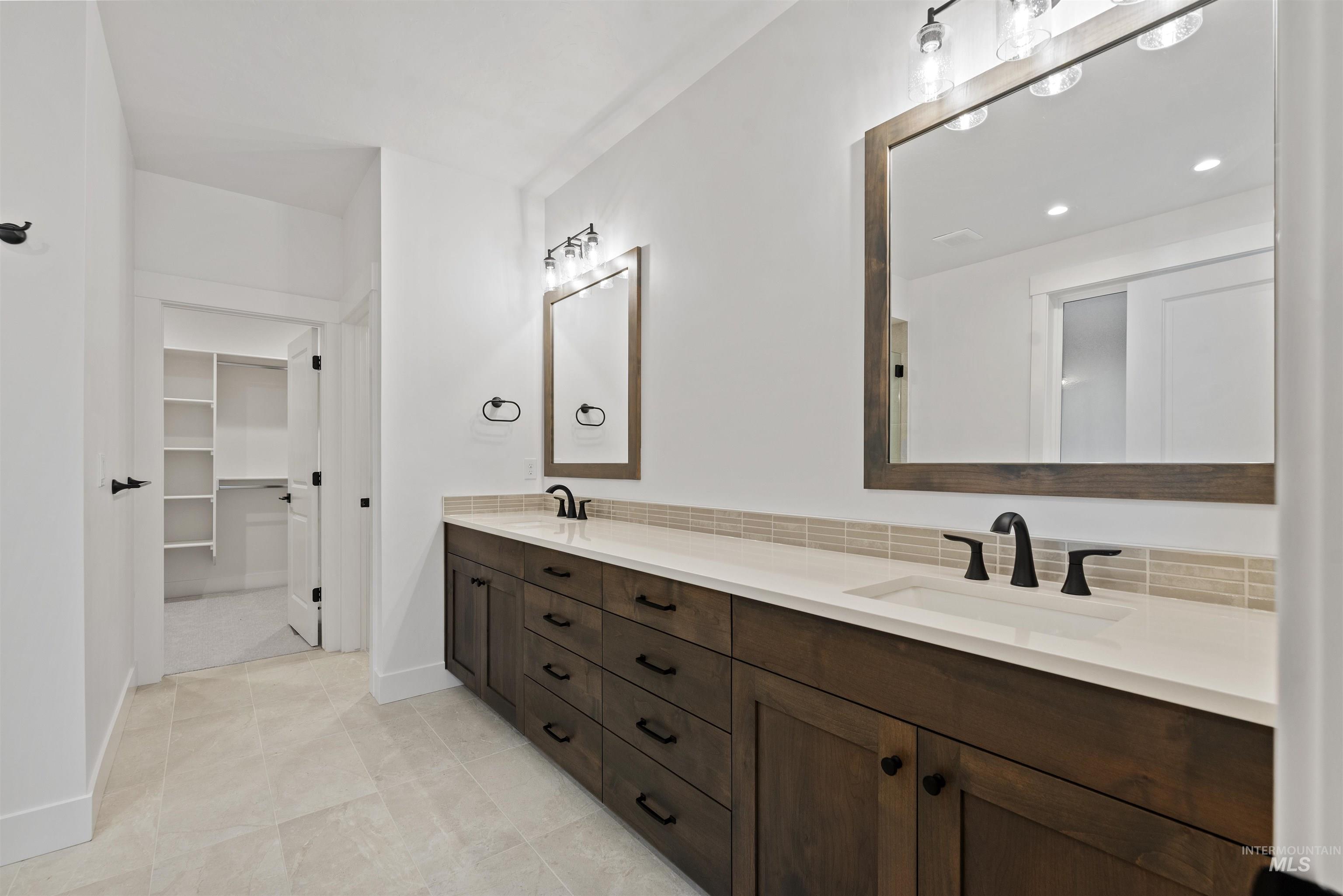 2129 E Blakehurst St