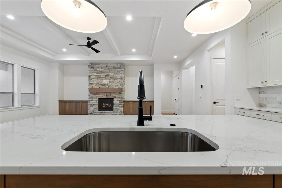 2085 E Blakehurst Ave